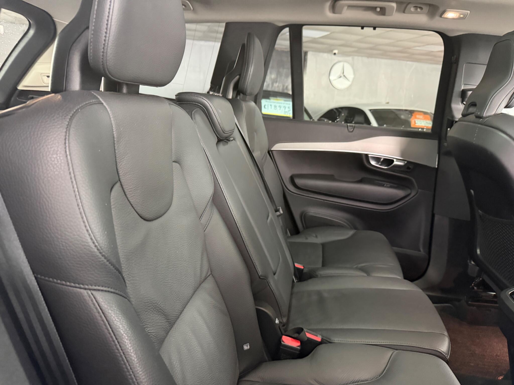 Volvo XC90 view 8