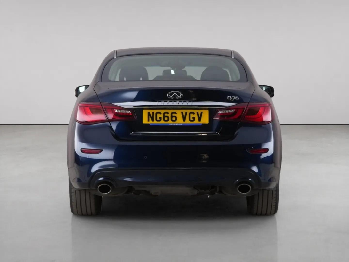 Infiniti Q70 view 7