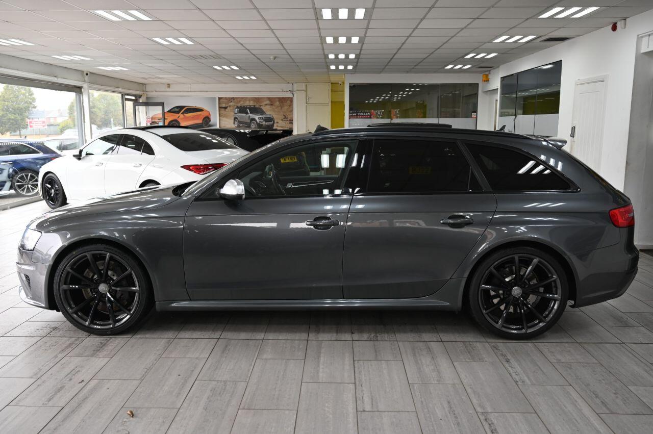 Audi RS4 Avant view 4