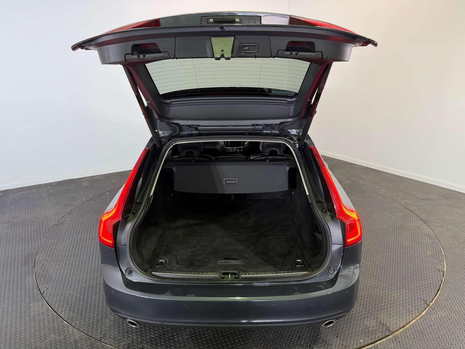Volvo V90 view 11