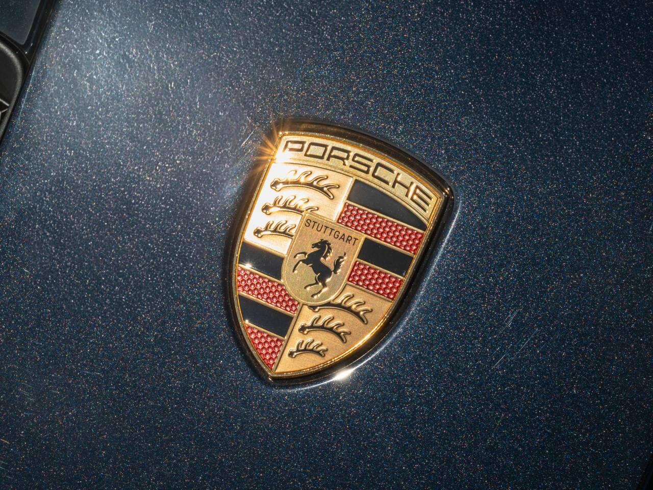 Porsche 911 view 45