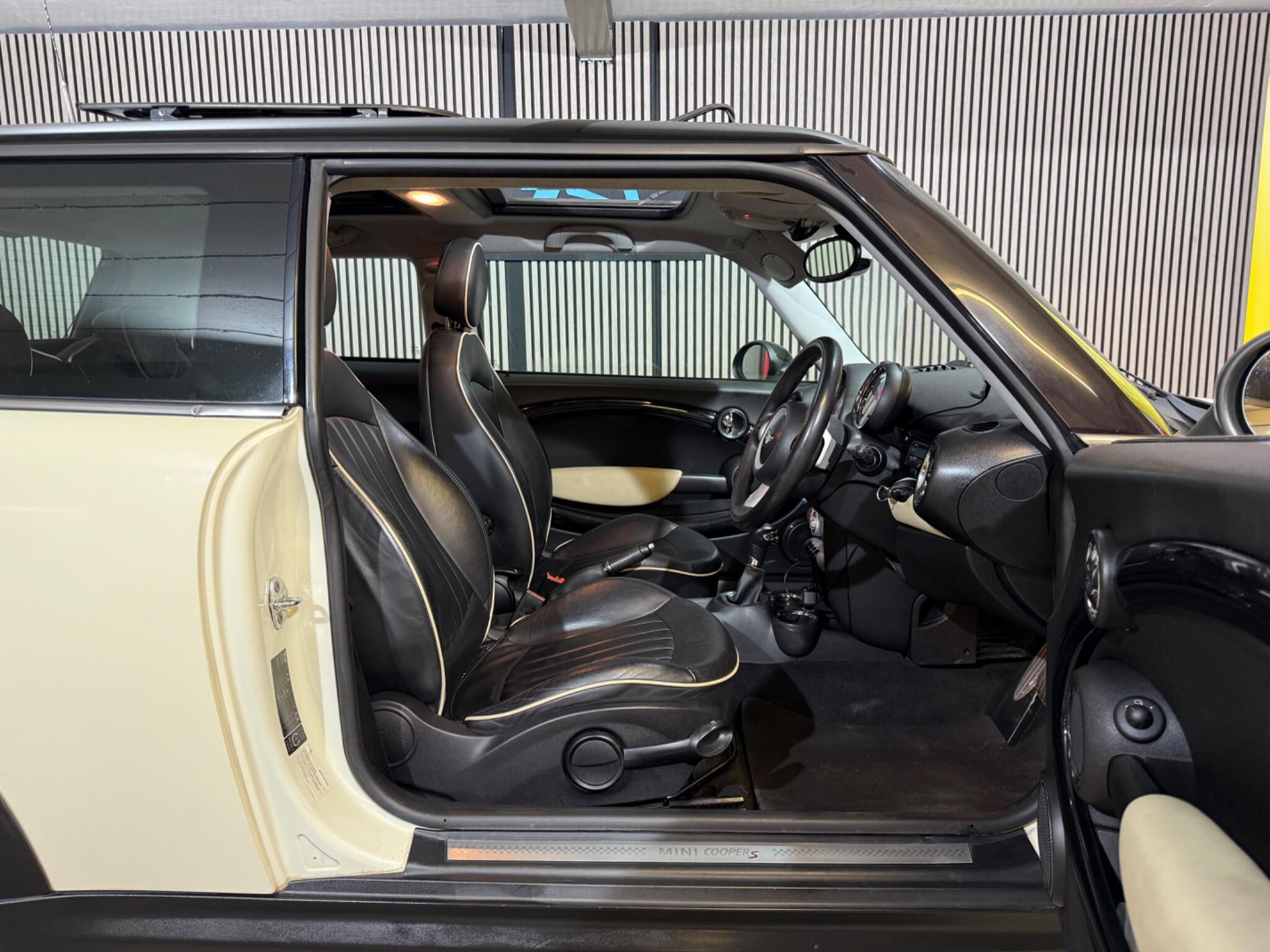2008 MINI Hatch image 20