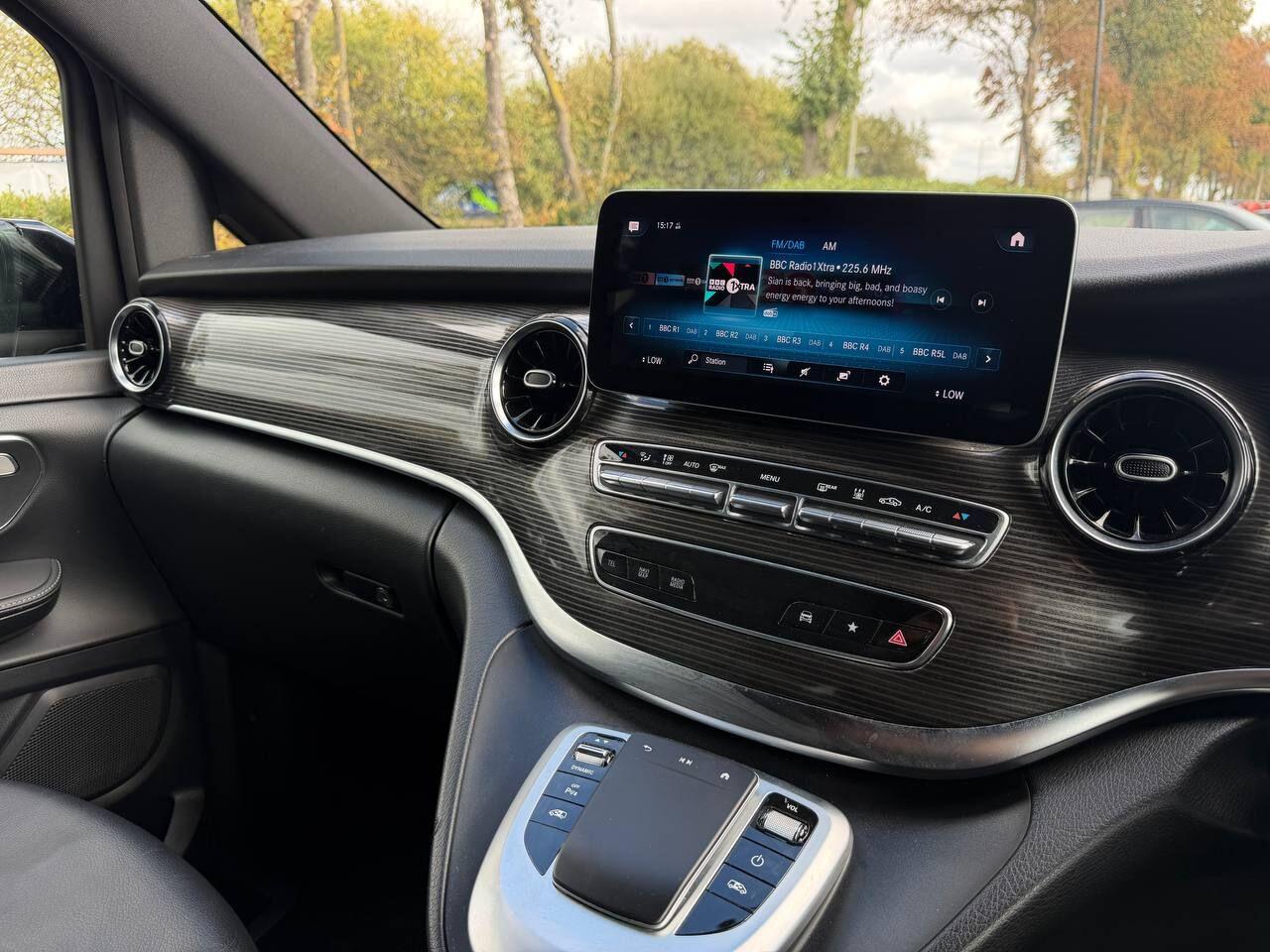 Mercedes-Benz Eqv view 45