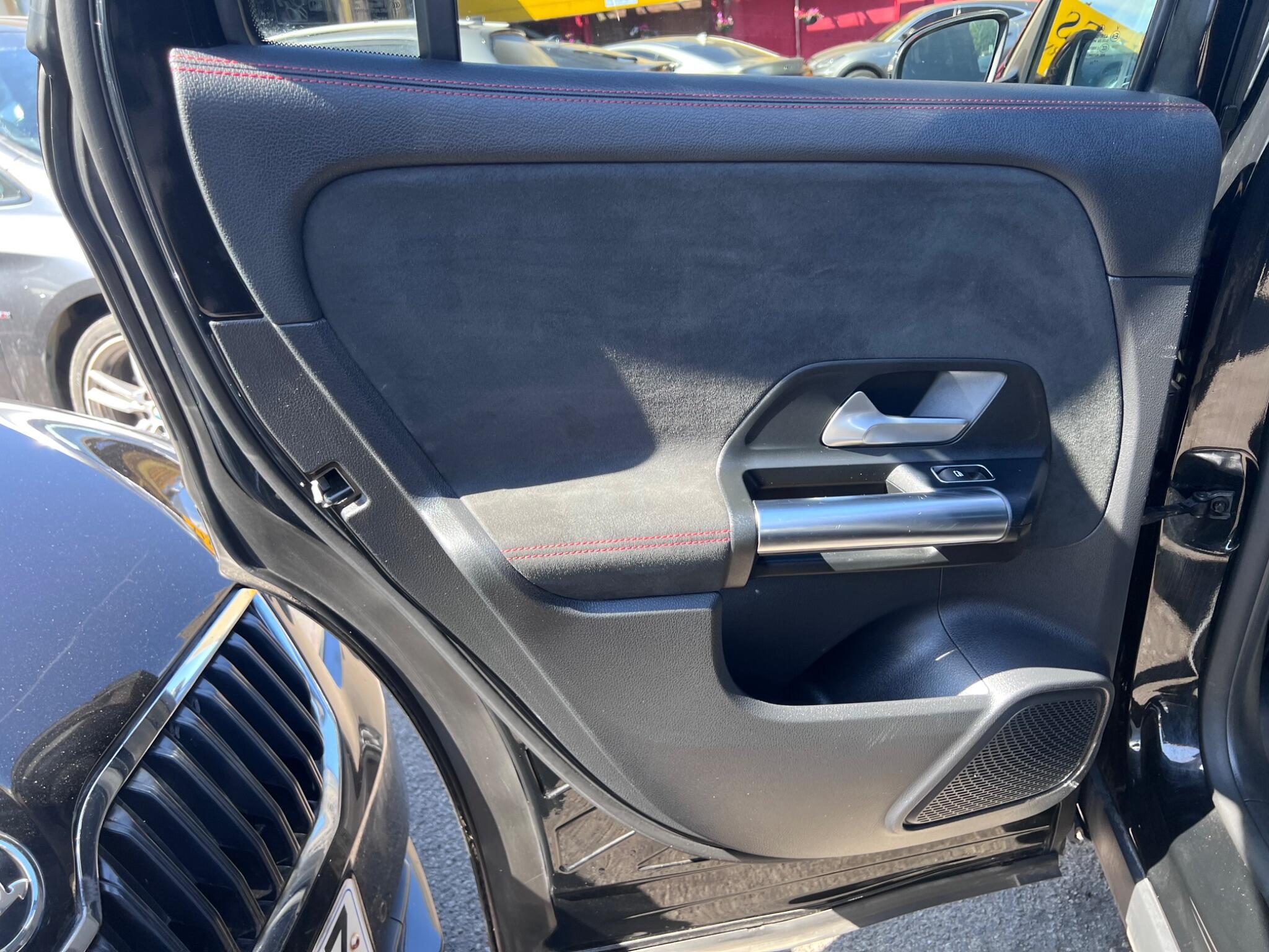Mercedes-Benz Gla view 35