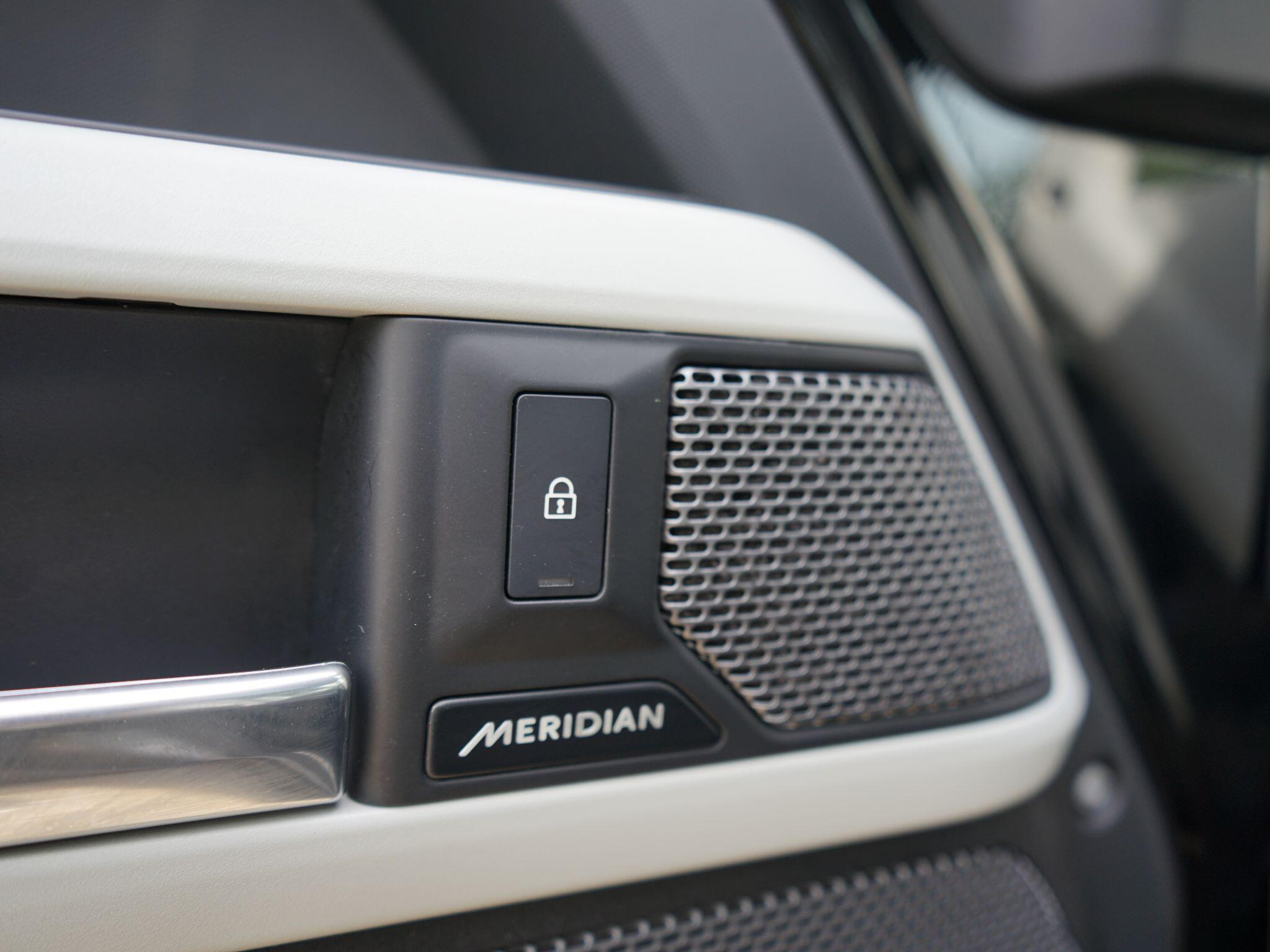 Land Rover Defender view 16