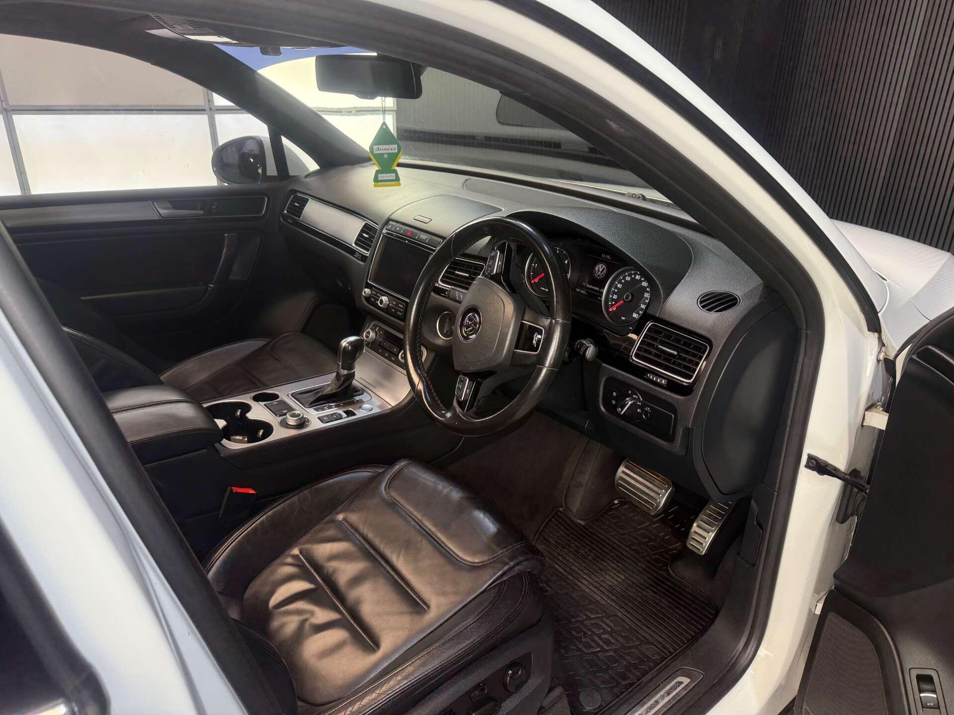 Volkswagen Touareg view 24