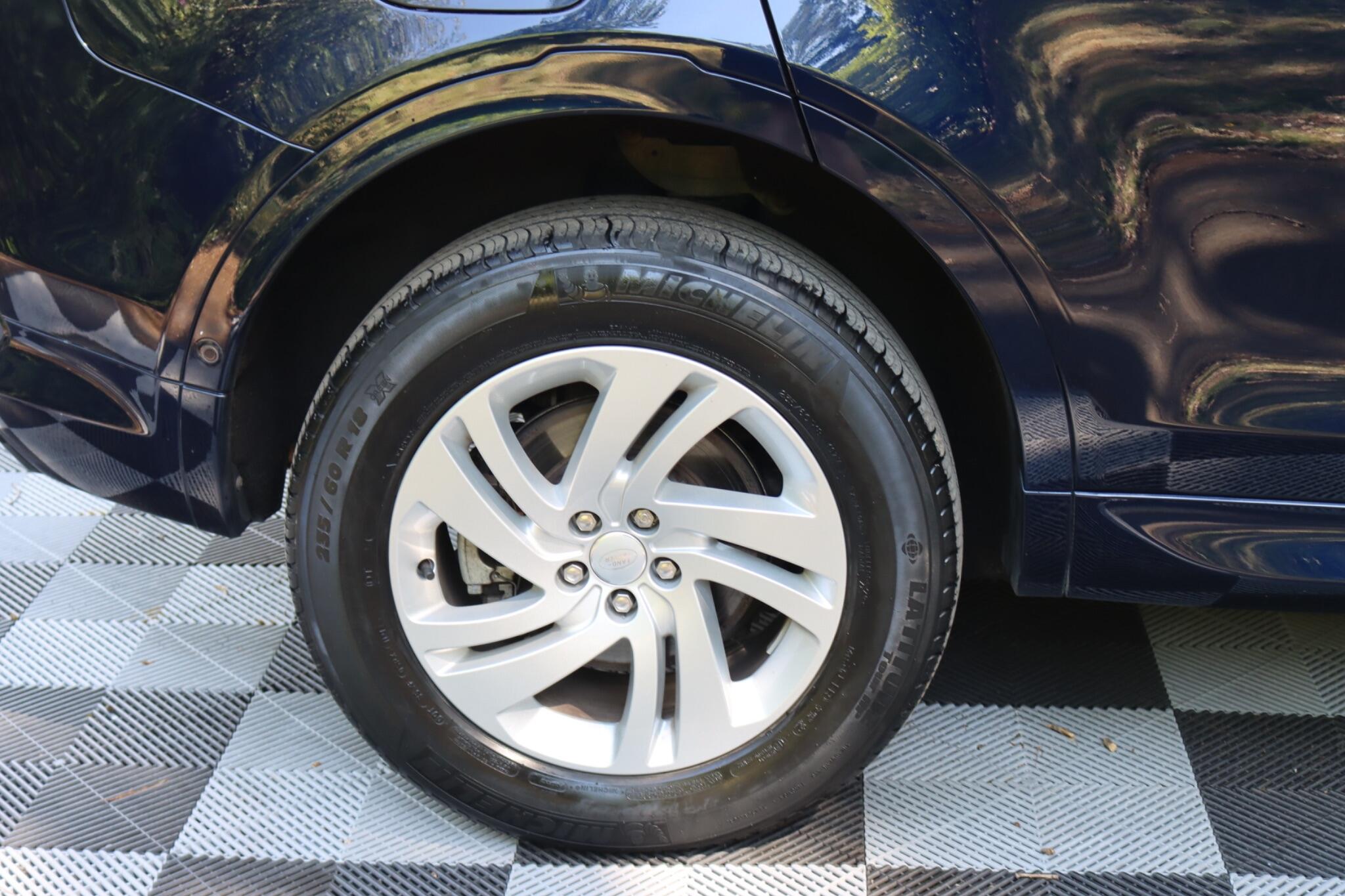 Land Rover Discovery Sport view 13
