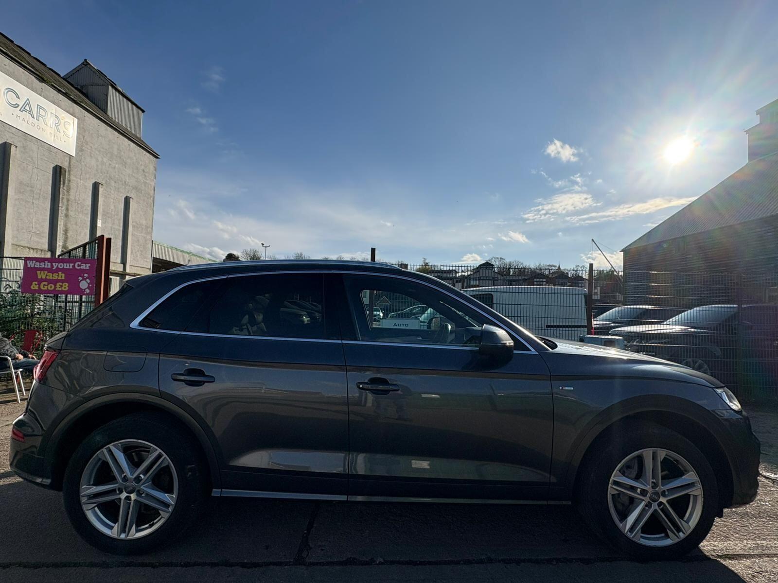 Audi Q5 view 11