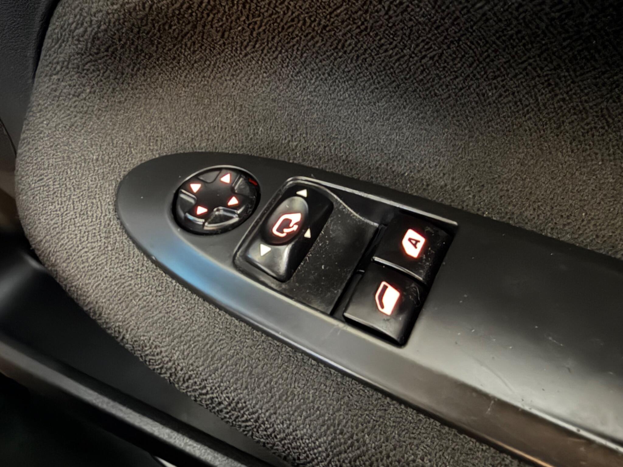 DS Automobiles DS 3 view 17