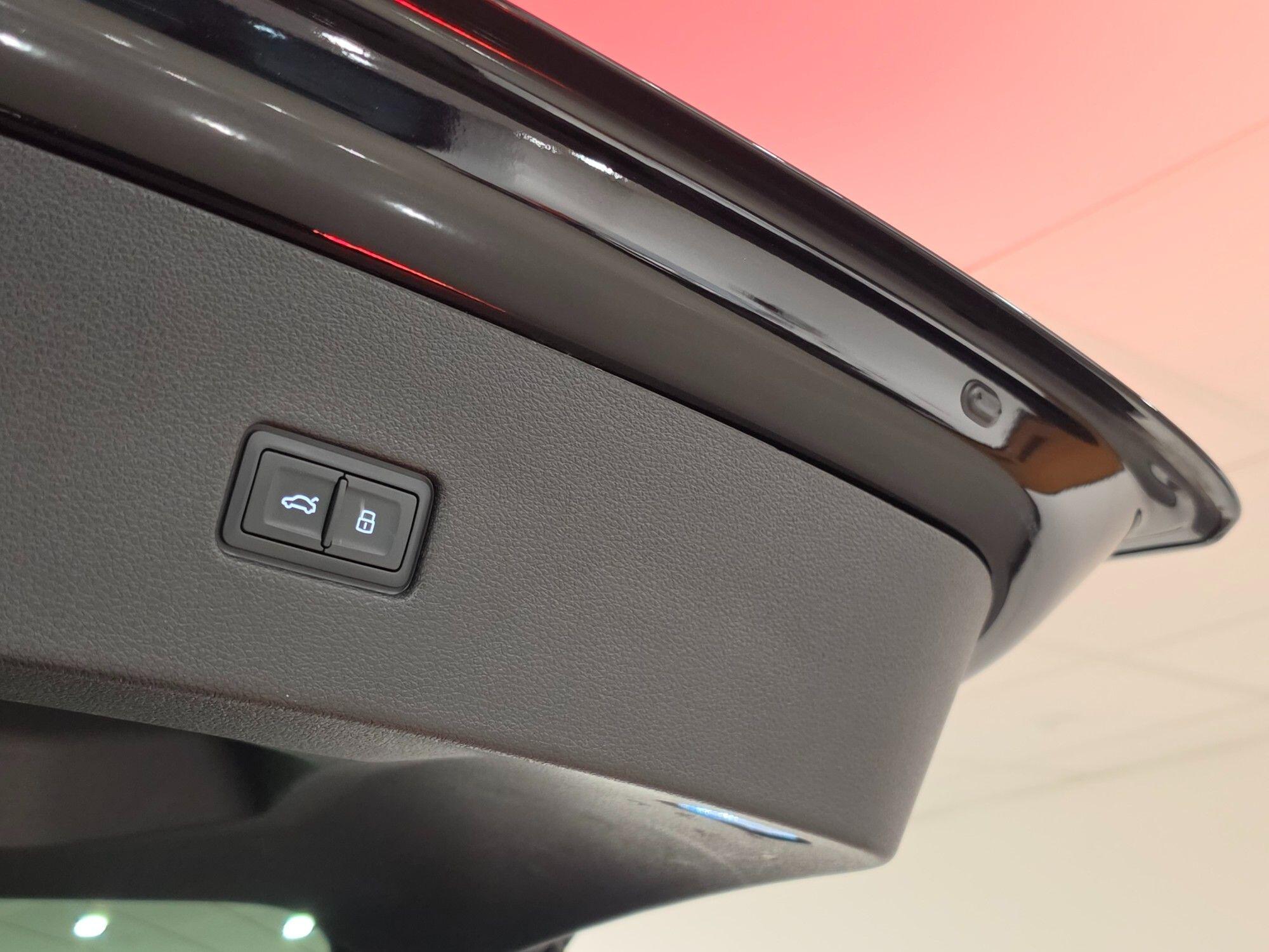 Audi Q8 view 50
