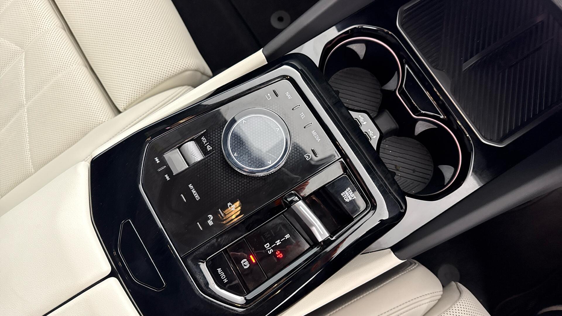 BMW 5 Series view 10