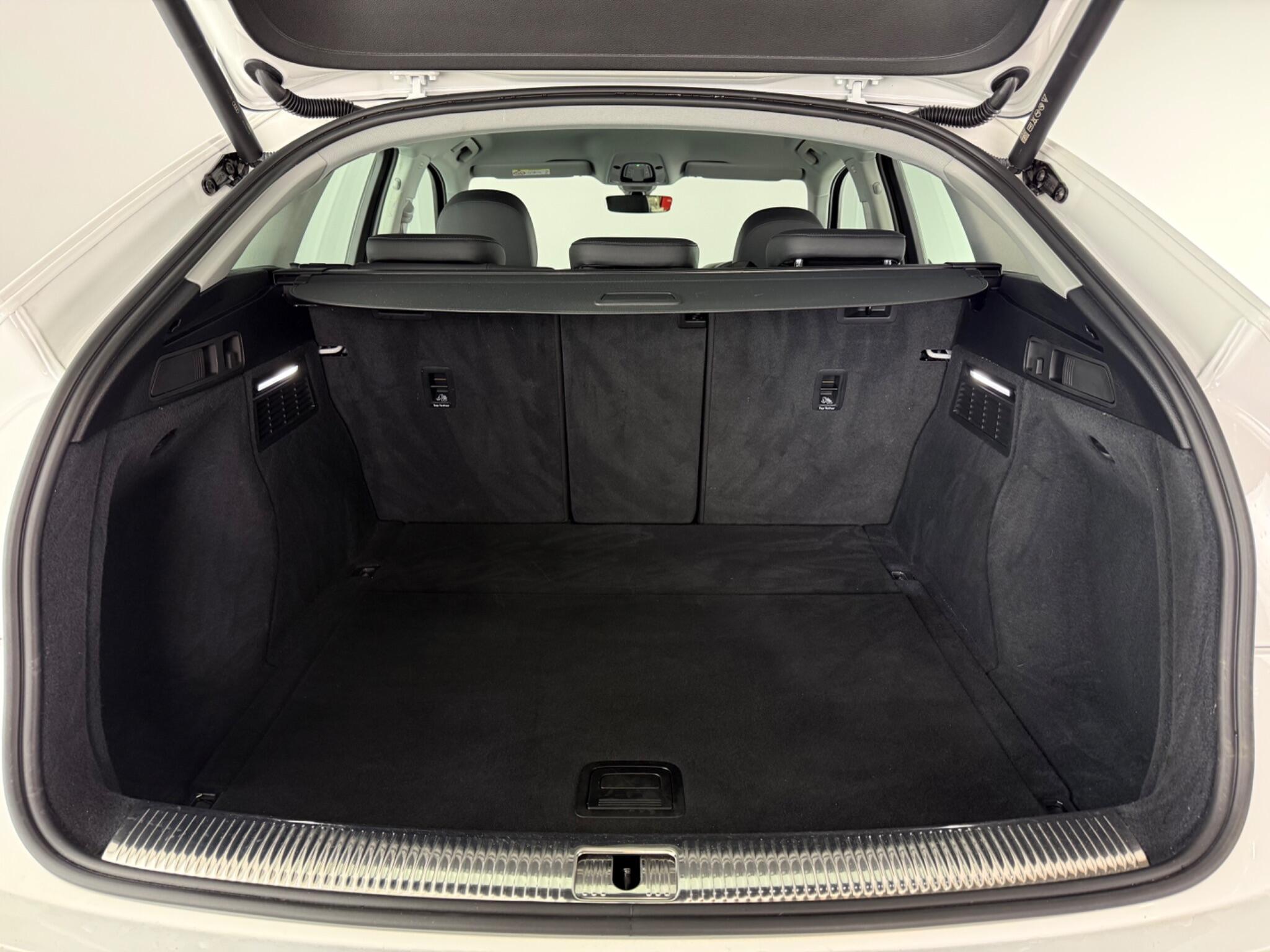 Audi Q5 view 12