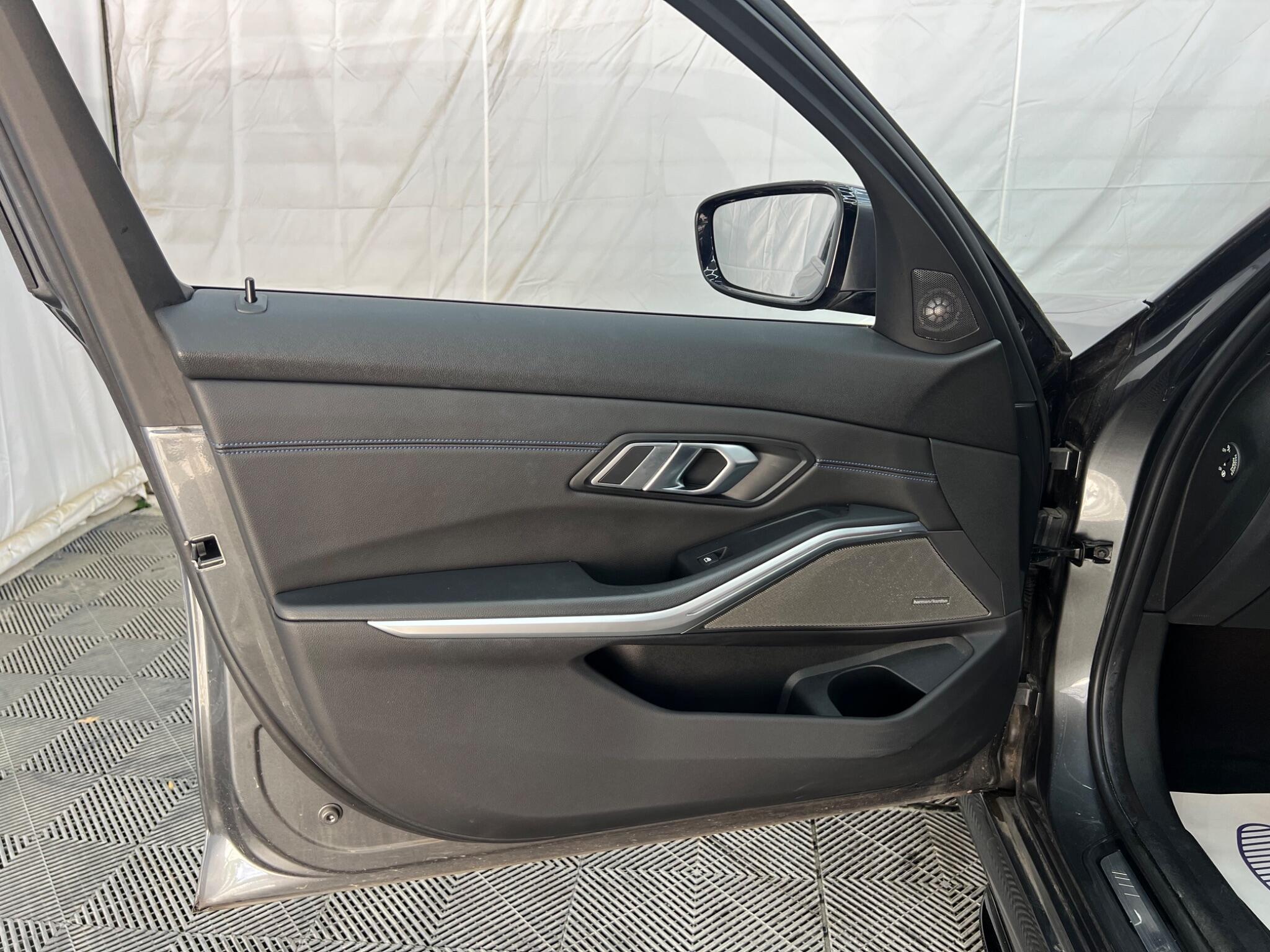 BMW 3 Series view 33