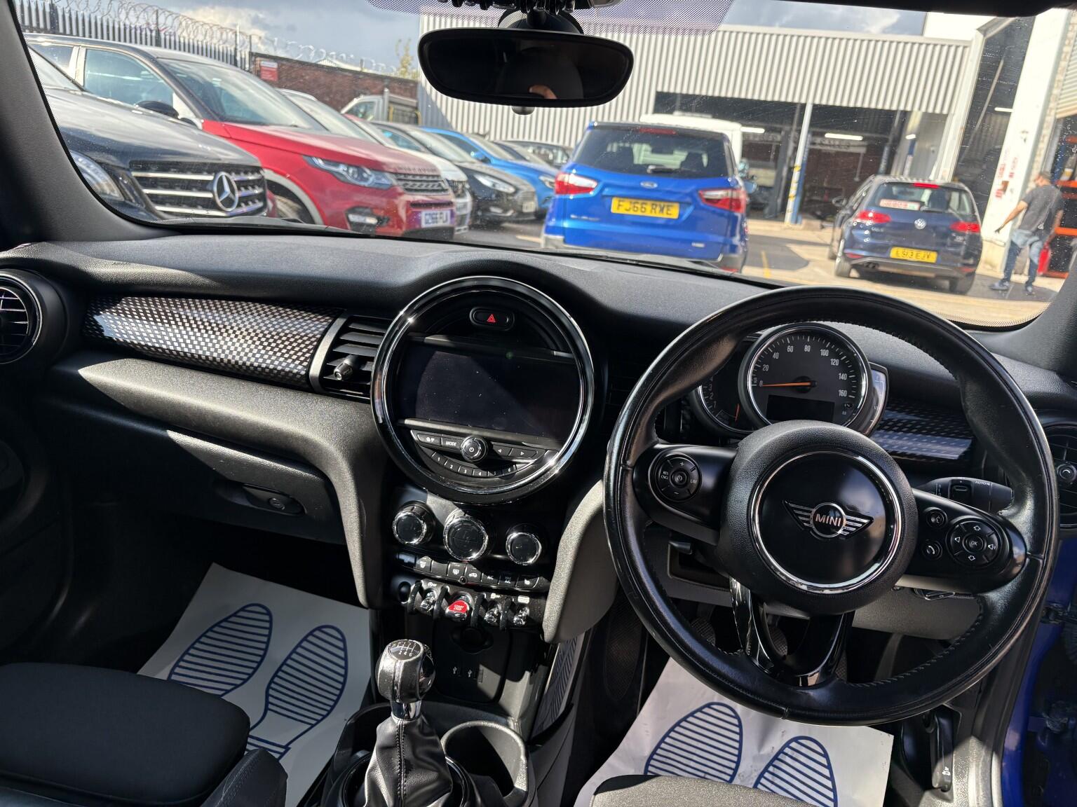 Mini Convertible view 24