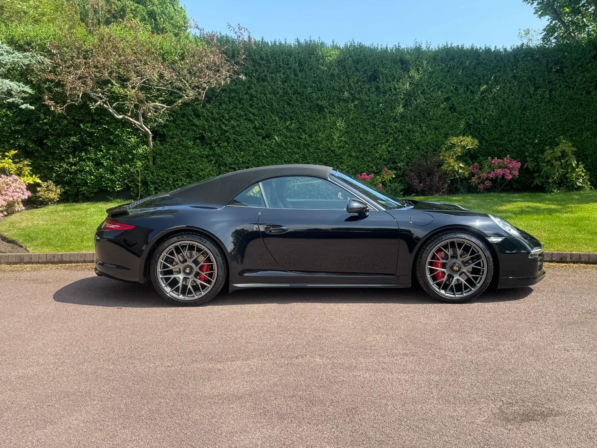 Porsche 911 view 8