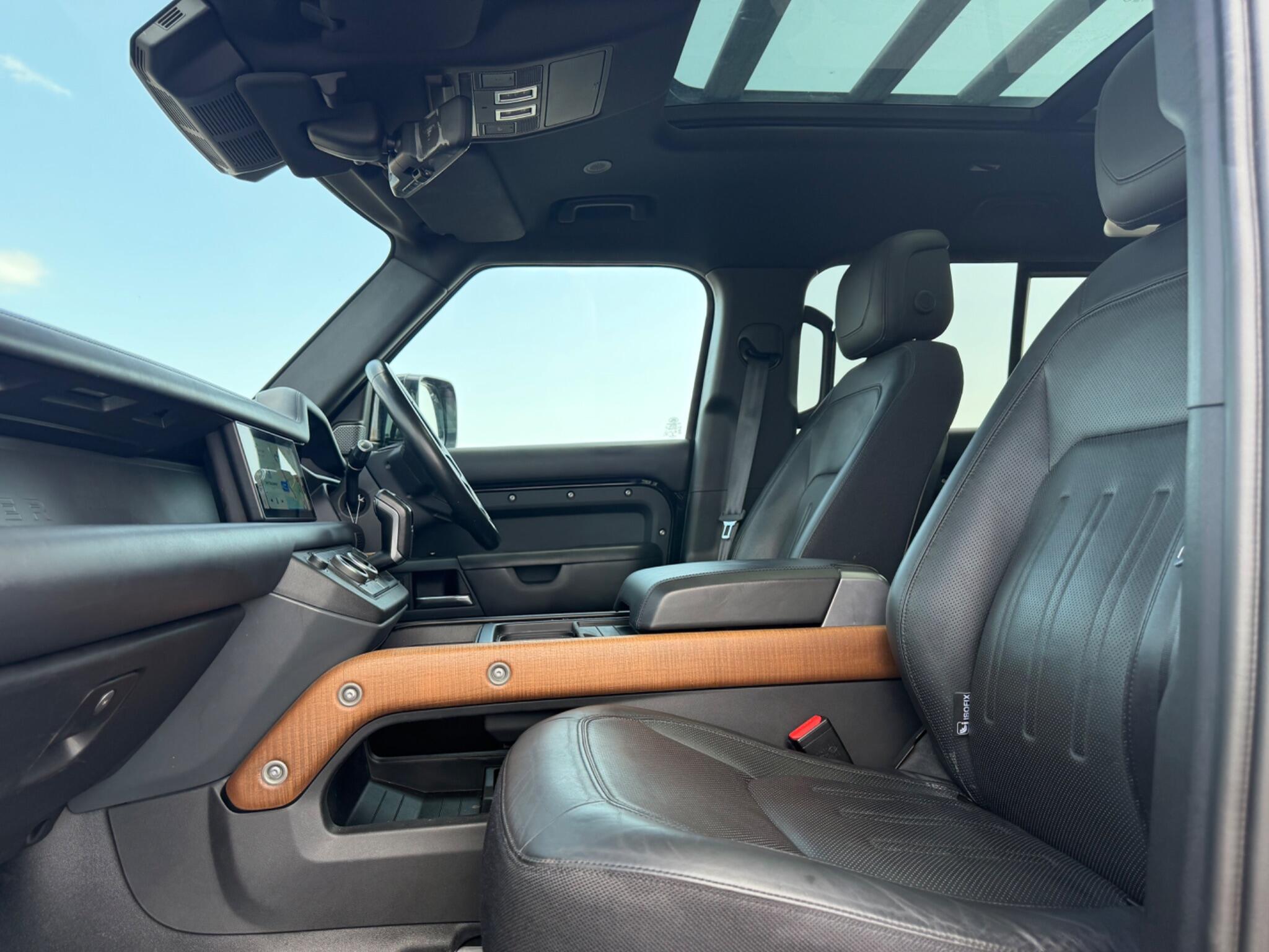 Land Rover Defender 110 view 21