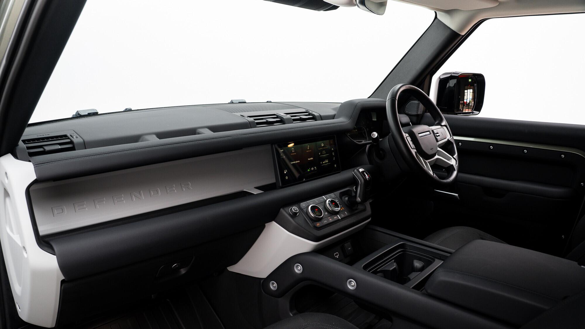 Land Rover Defender 90 view 14