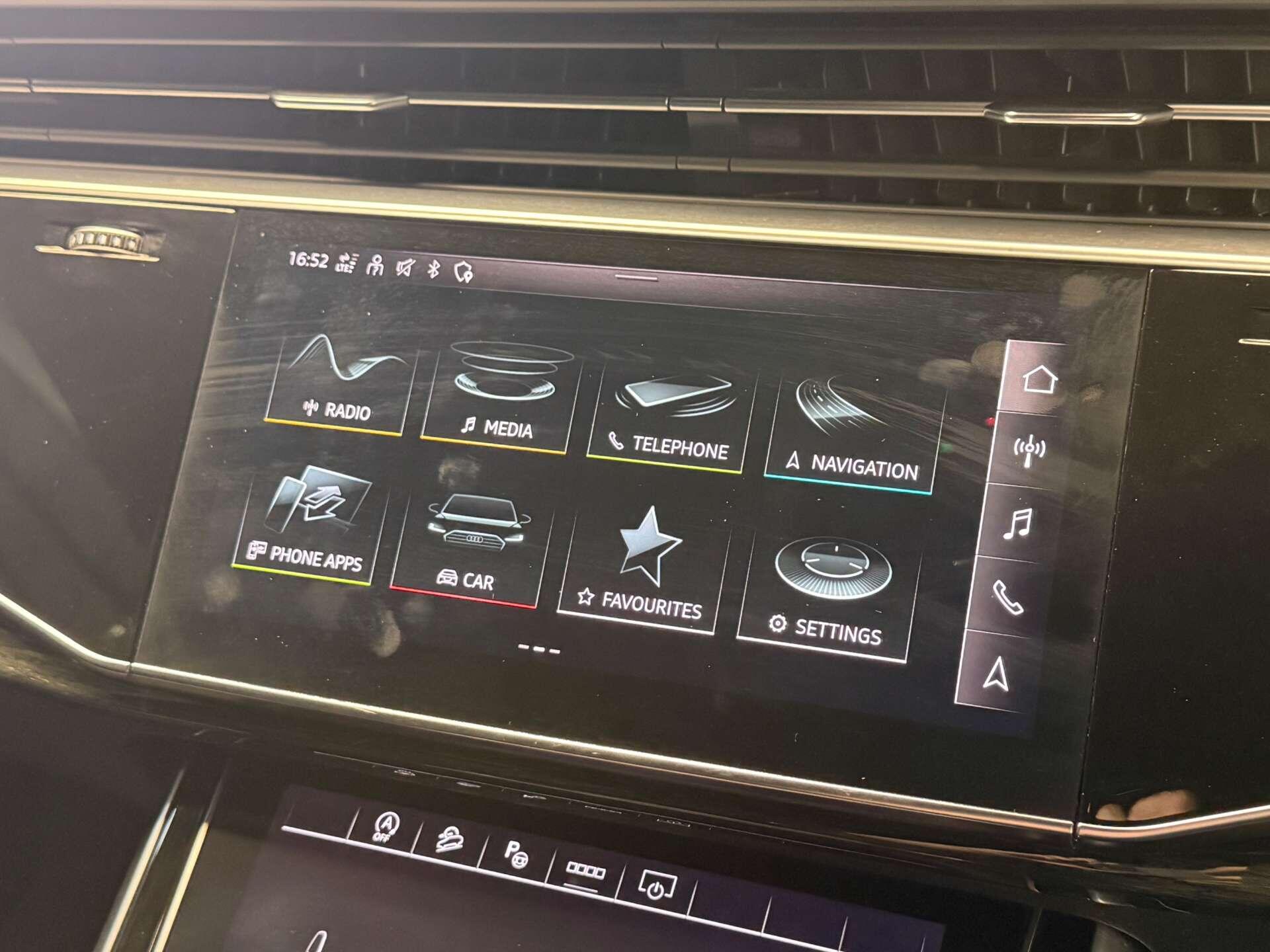 Audi Q8 view 45