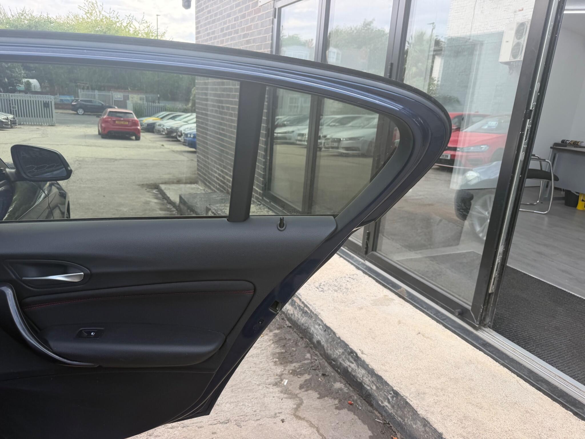 BMW 1 Series view 19