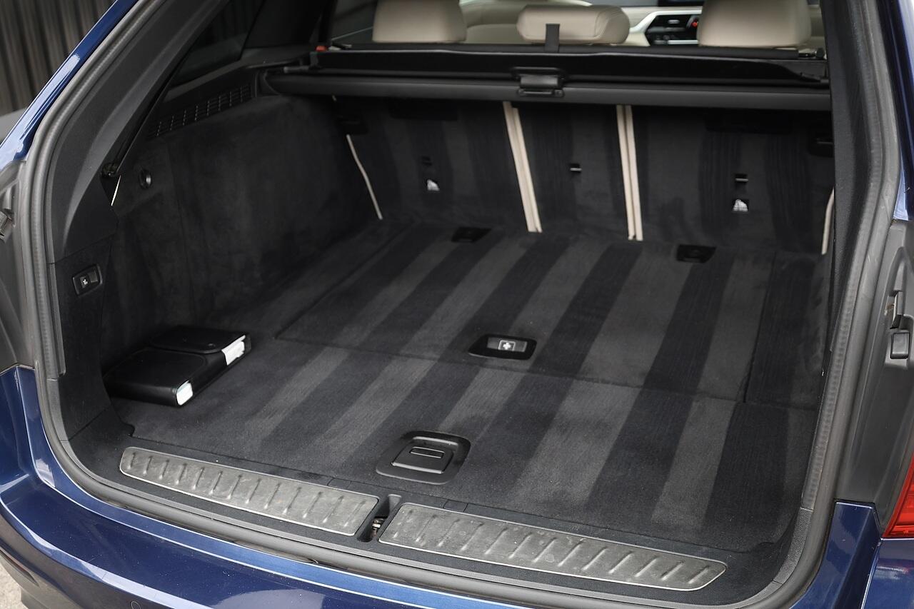 BMW 5 Series view 36