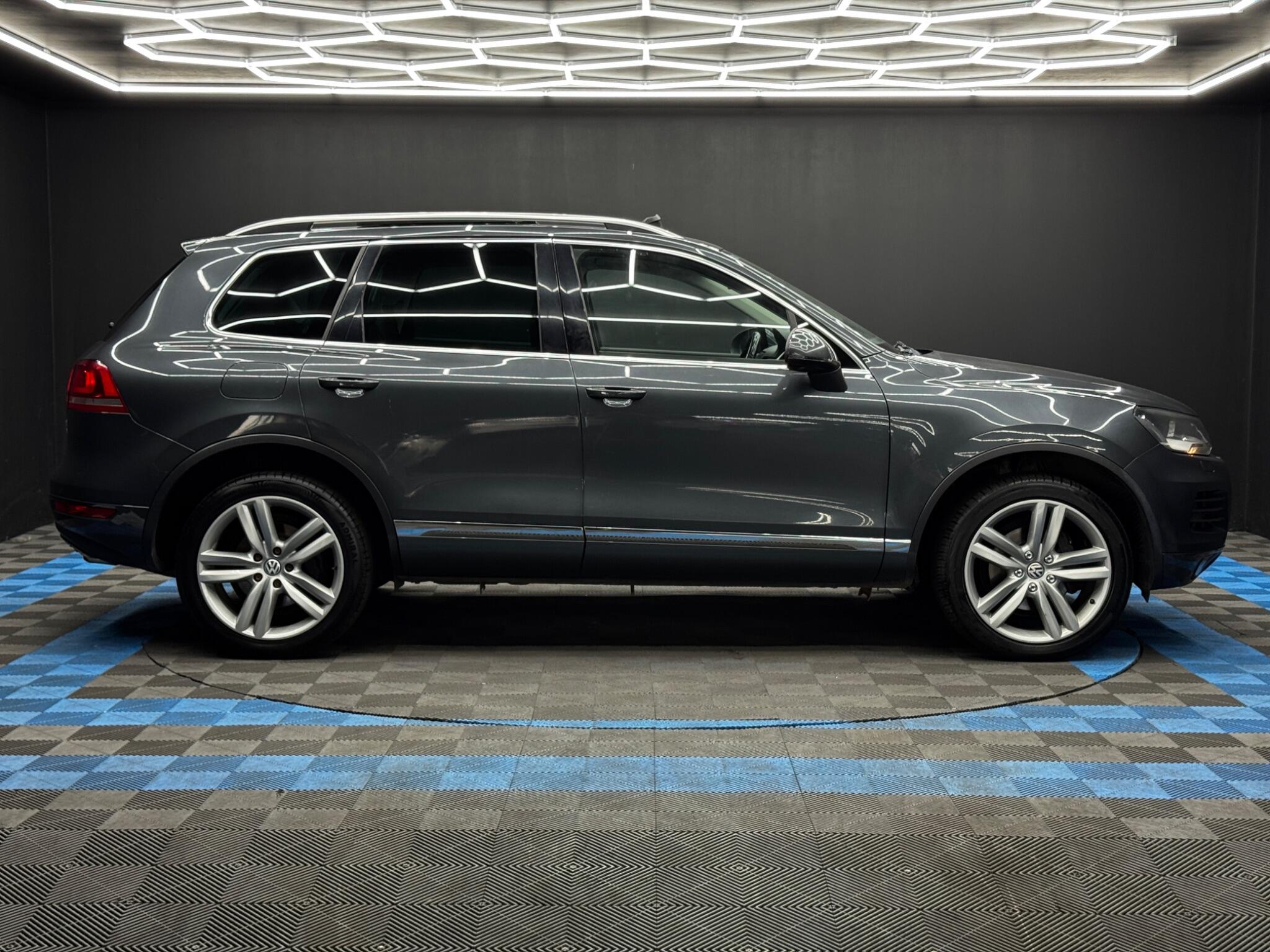 Volkswagen Touareg view 4