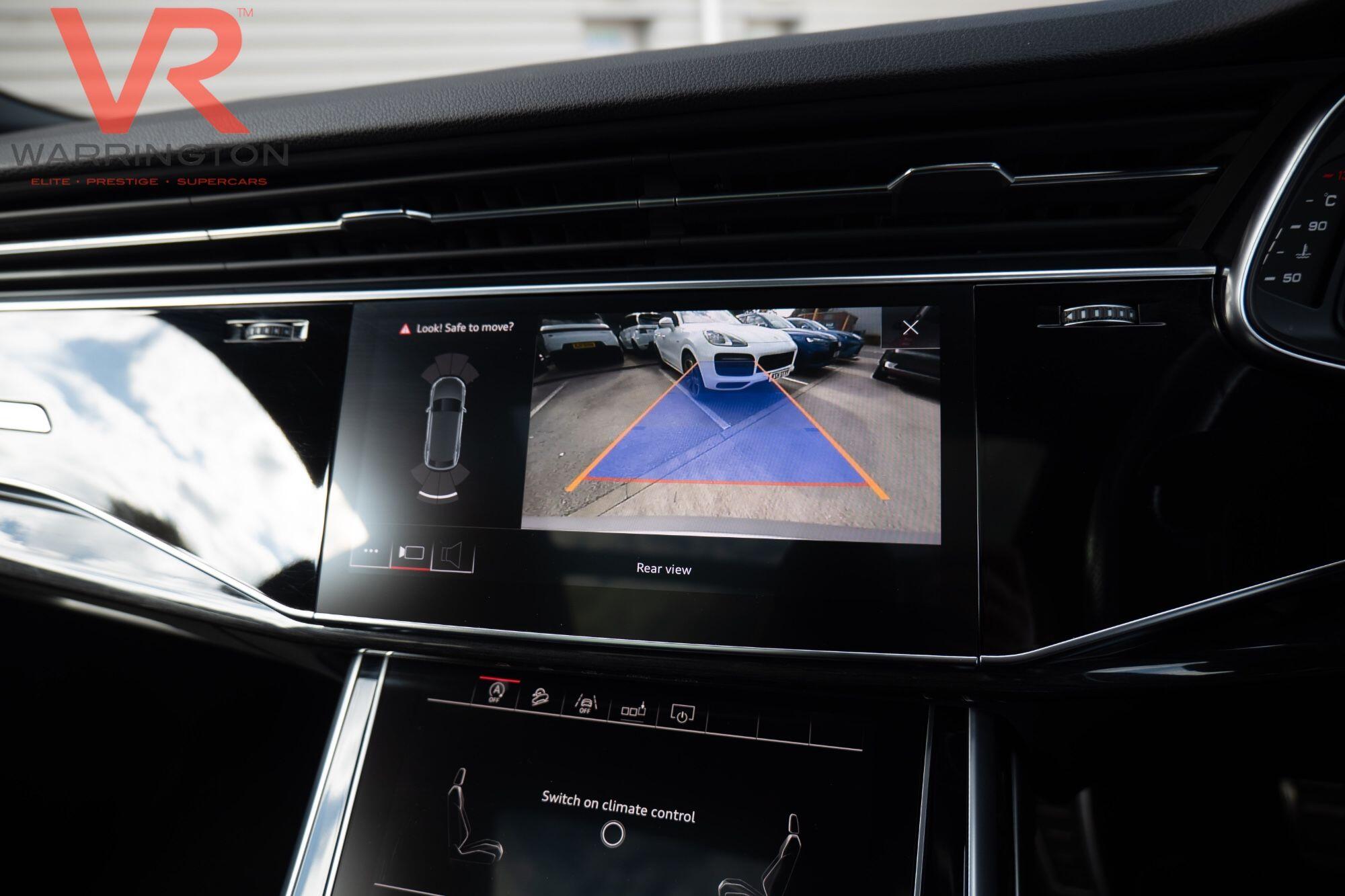 Audi Q8 view 28