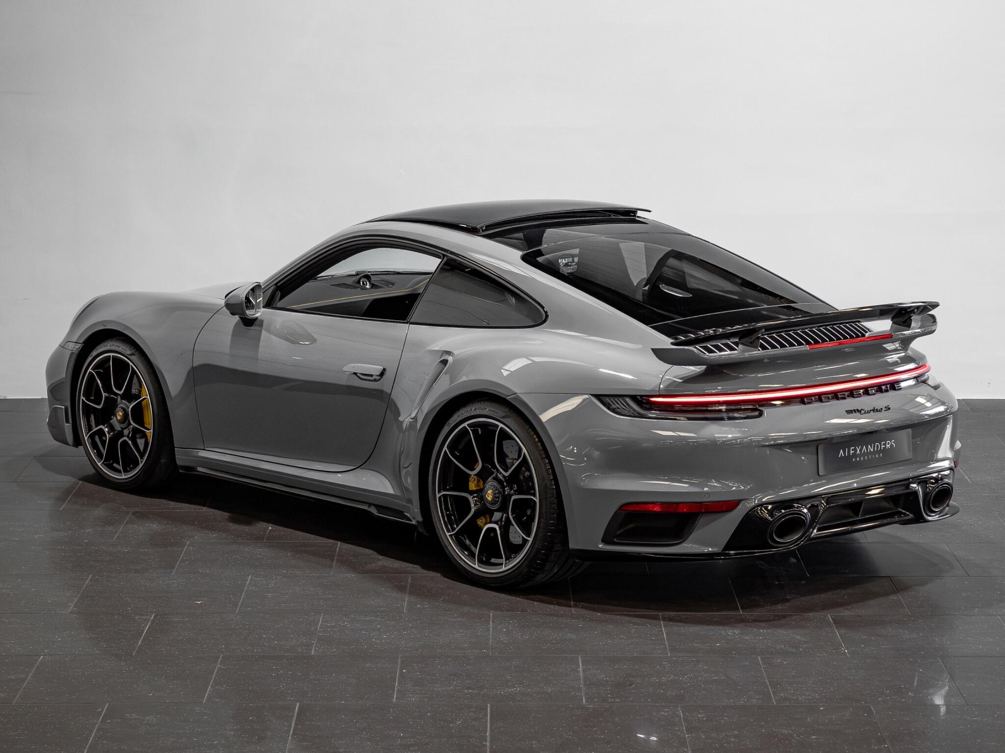 Porsche 911 view 5