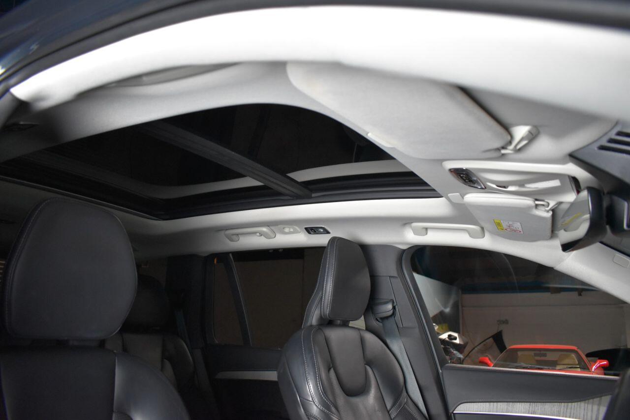 Volvo XC90 view 3