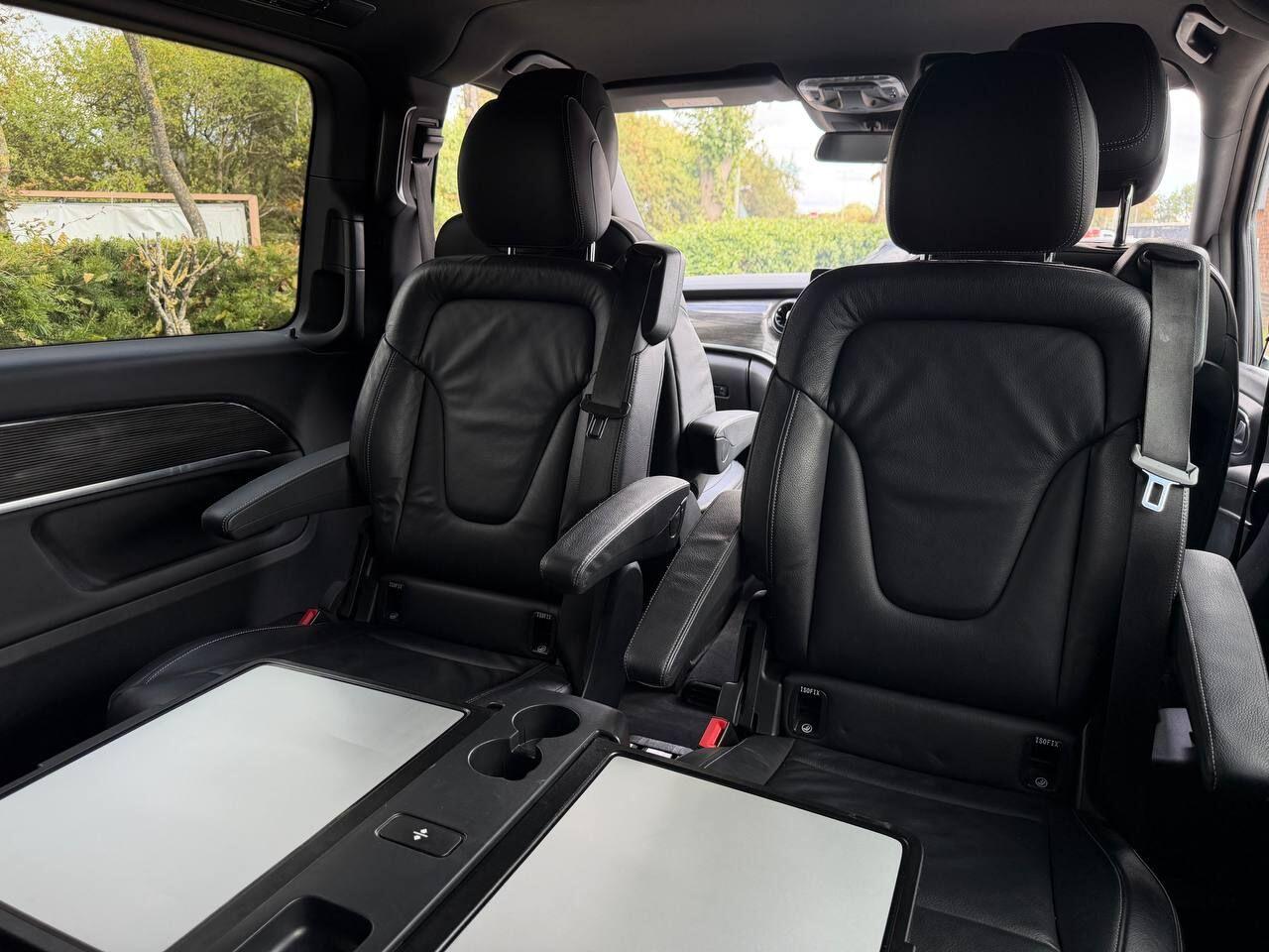 Mercedes-Benz Eqv view 28