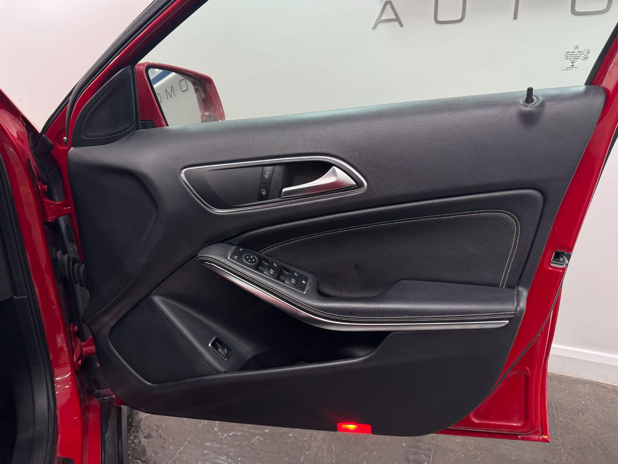 Mercedes-Benz GLA view 28