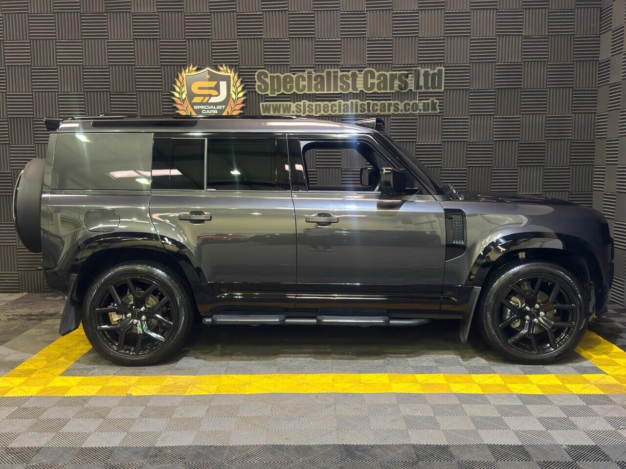 Land Rover Defender 110 view 4