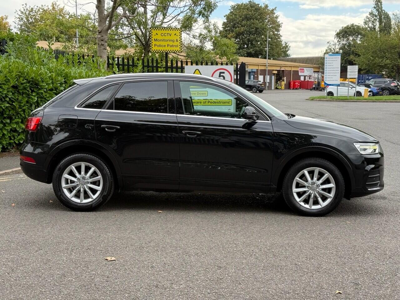 Audi Q3 view 9