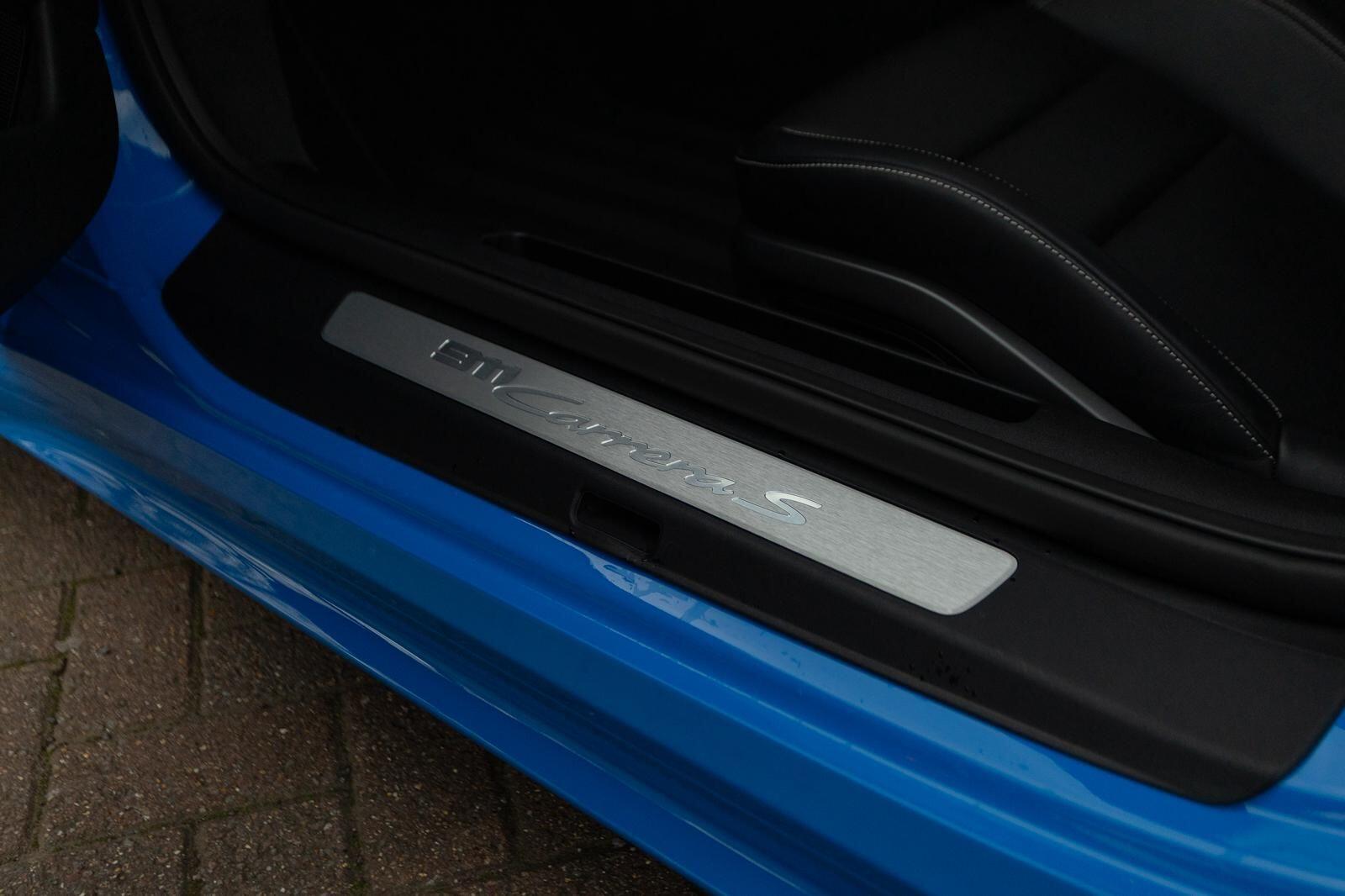 Porsche 911 view 21
