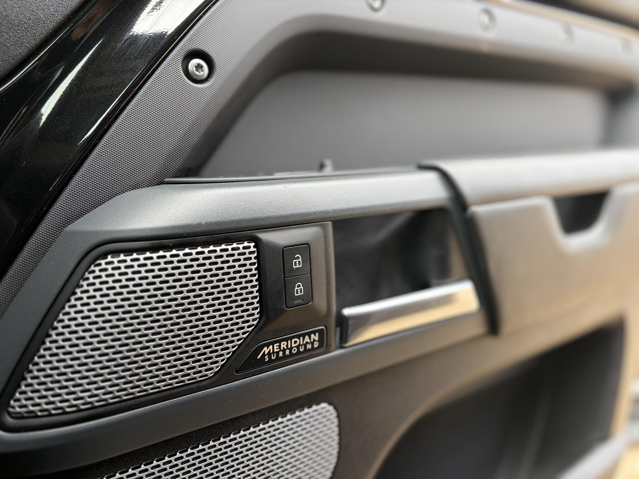 Land Rover Defender 130 view 25