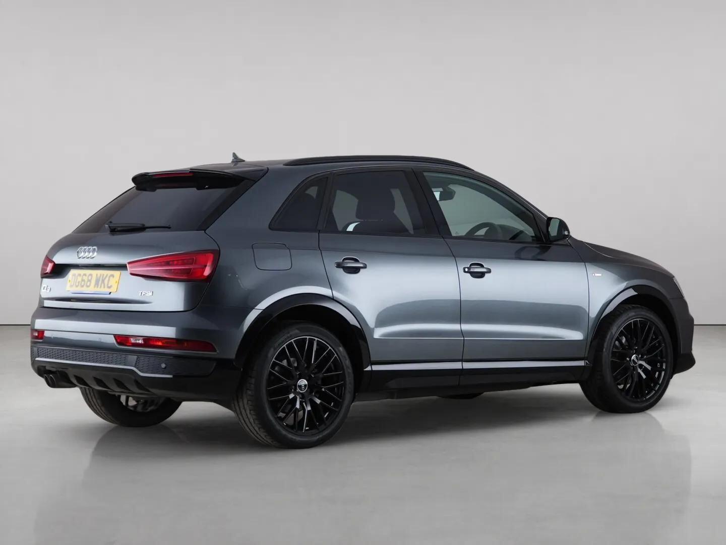 Audi Q3 view 12
