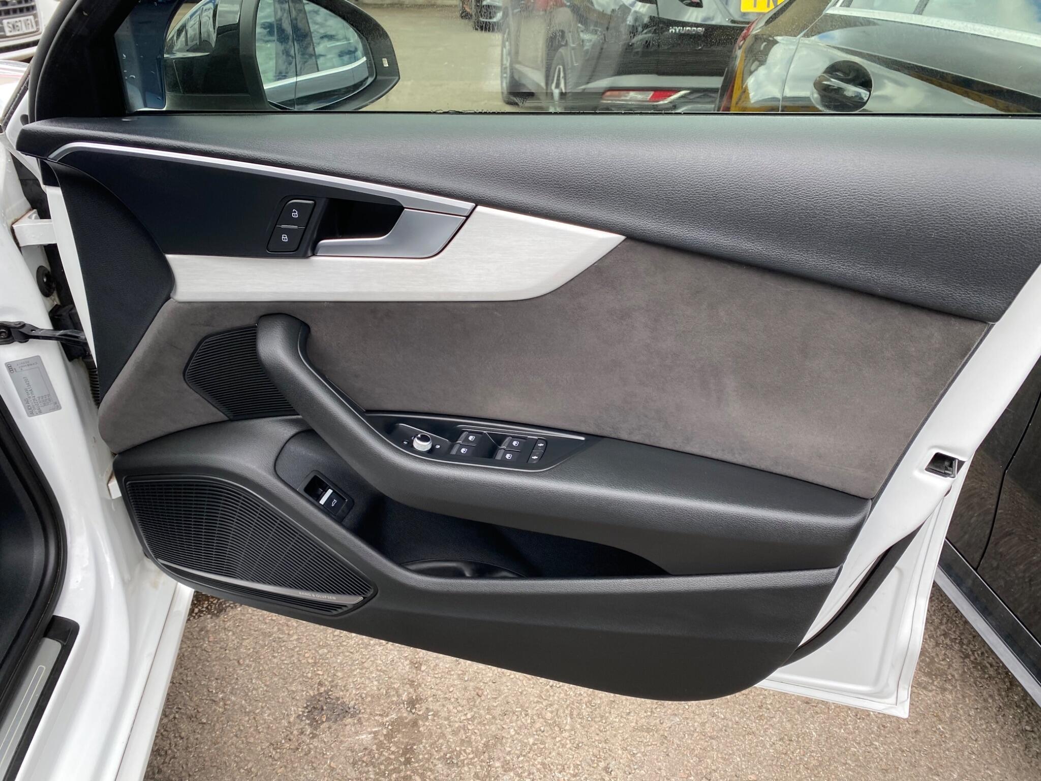 Audi A4 Avant view 16