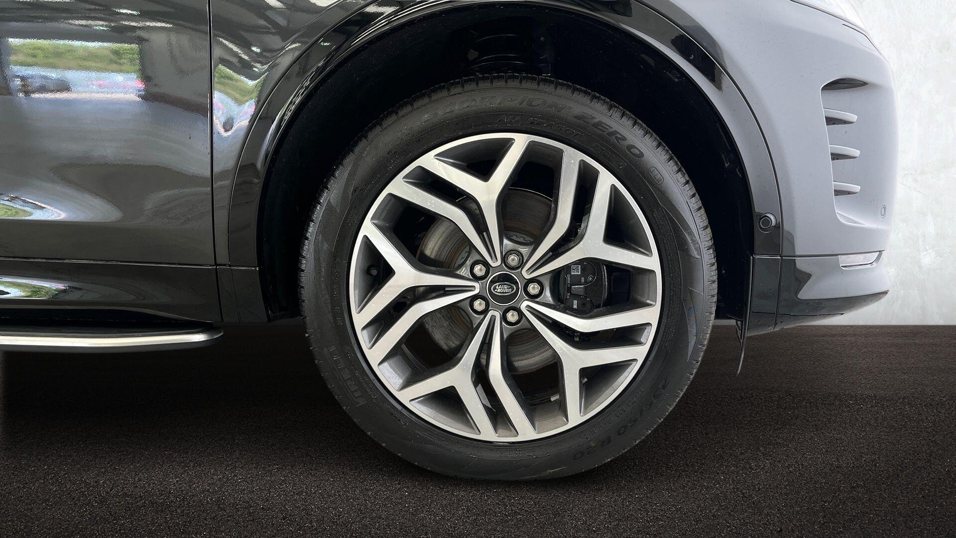 Land Rover Discovery Sport view 11