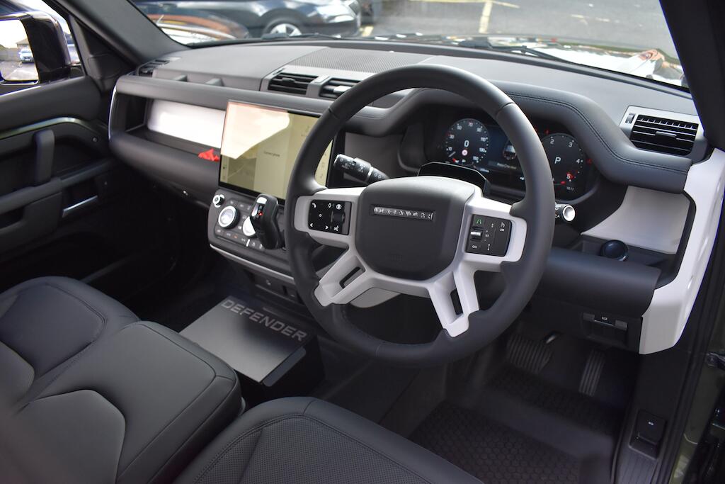 Land Rover Defender 110 view 9