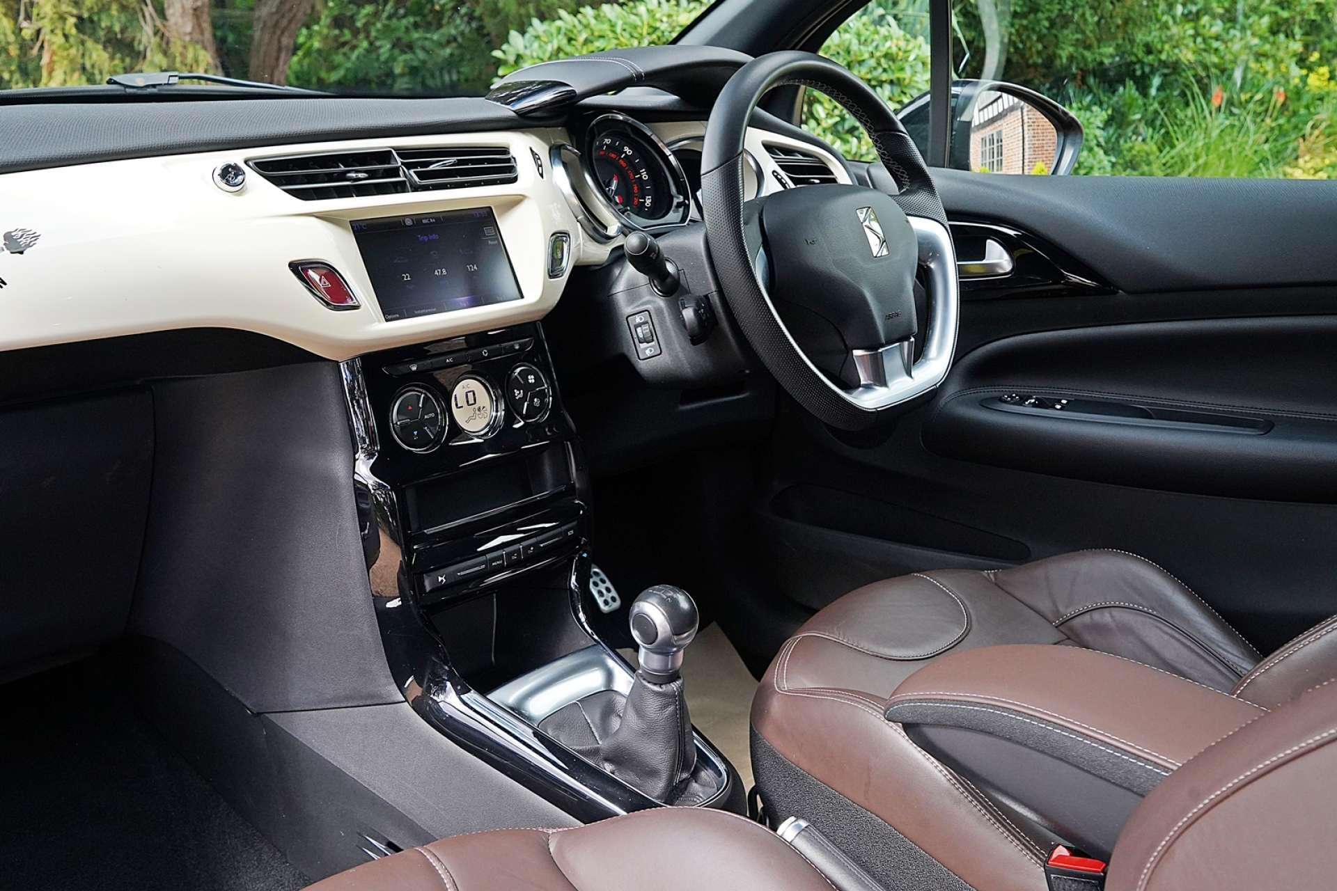 DS Automobiles DS 3 view 18