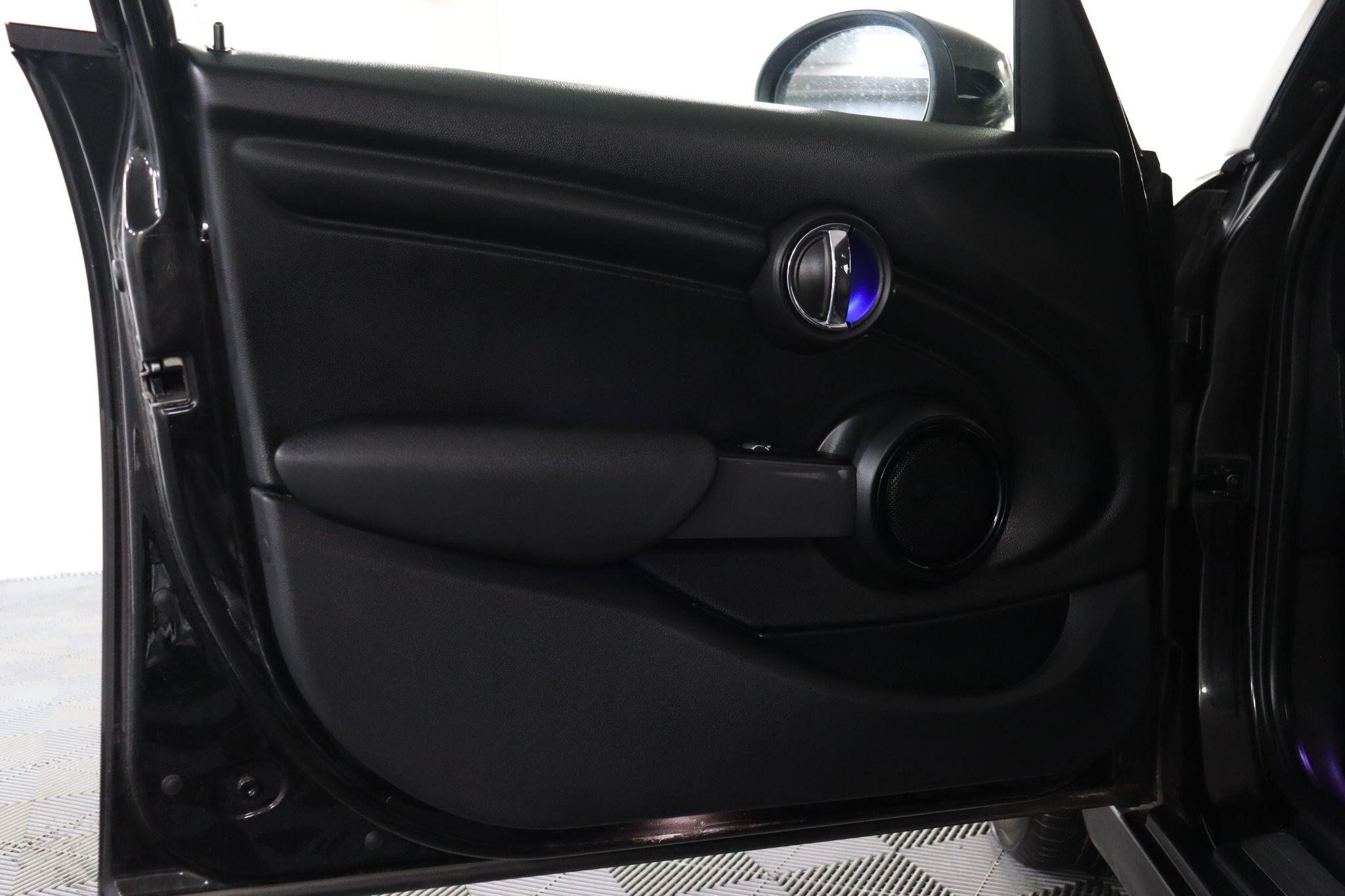 Mini Hatch view 42
