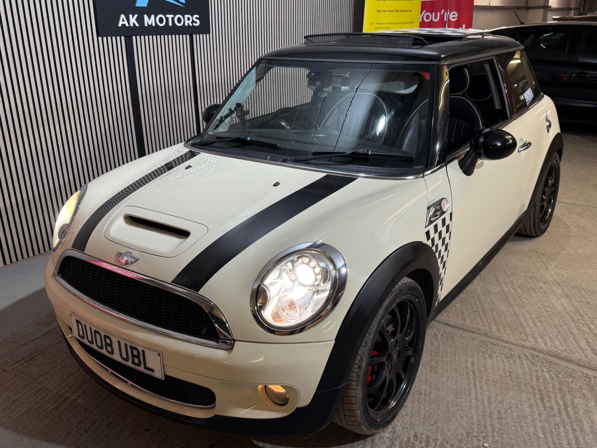 2008 MINI Hatch image 2