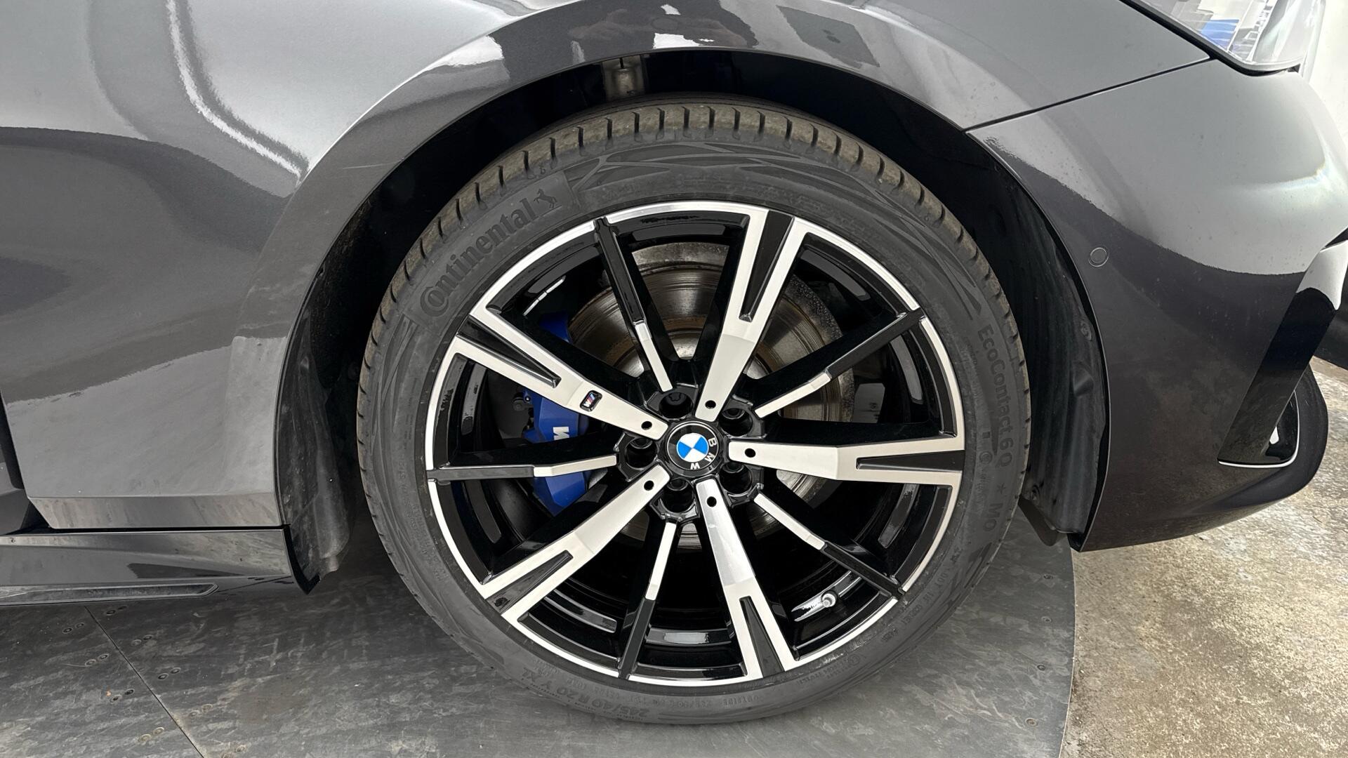 BMW 5 Series view 14