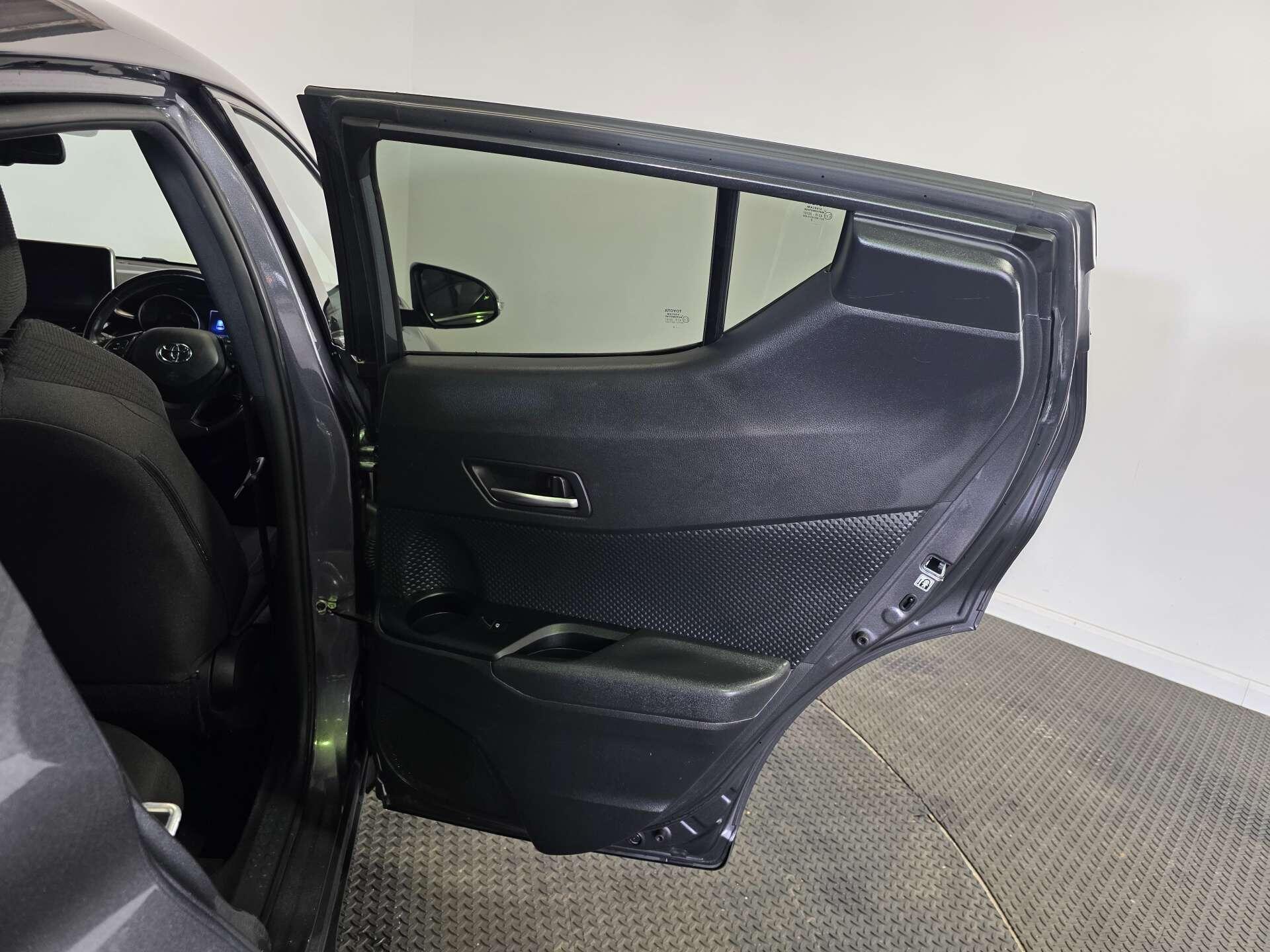 Toyota C-HR view 34