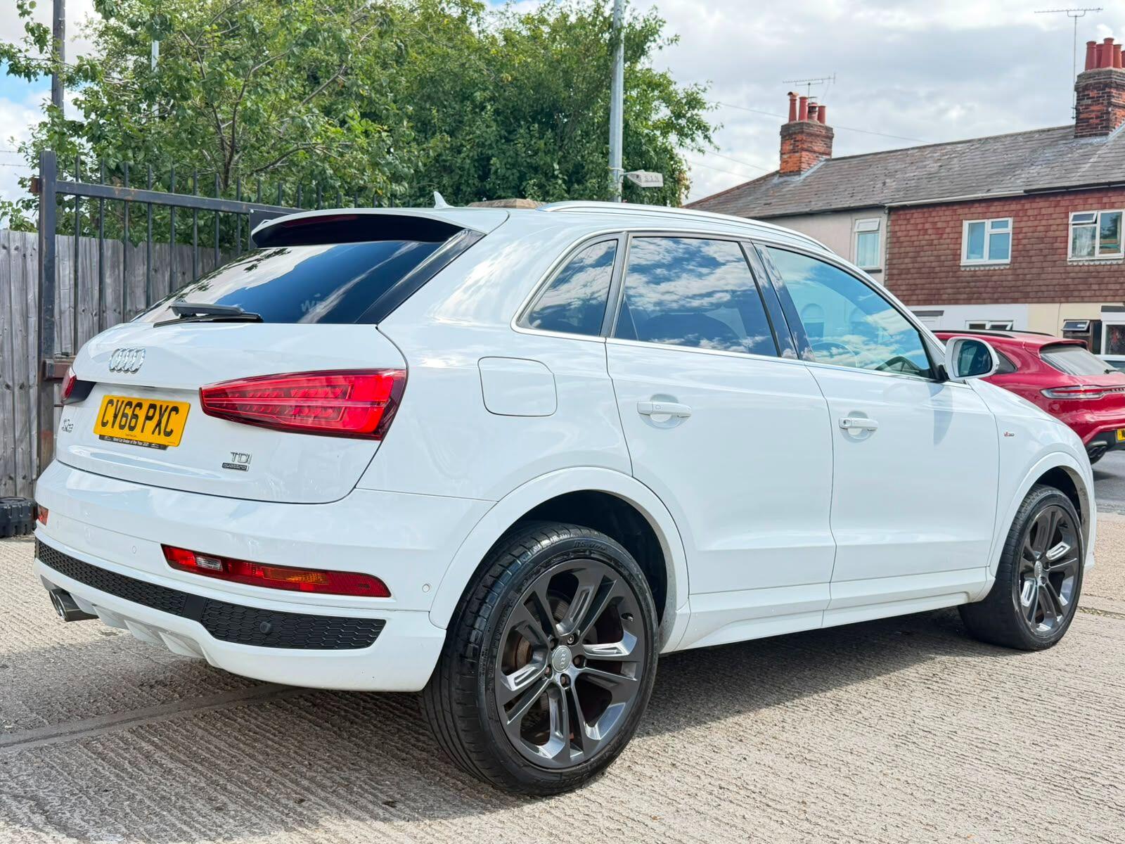 Audi Q3 view 3