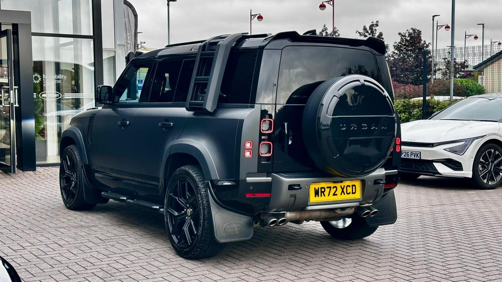 Land Rover Defender 110 view 23