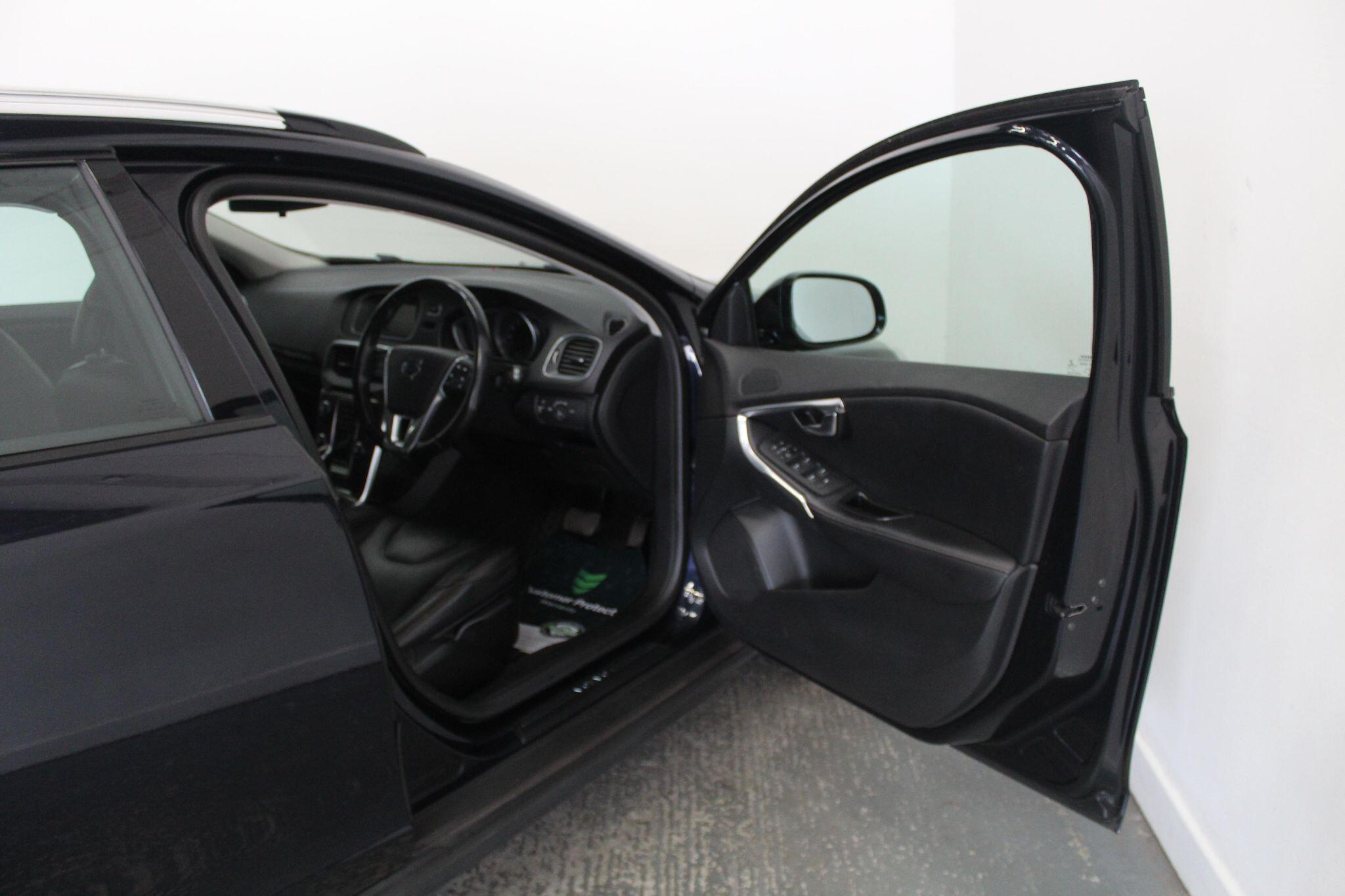 Volvo V40 Cross Country view 24