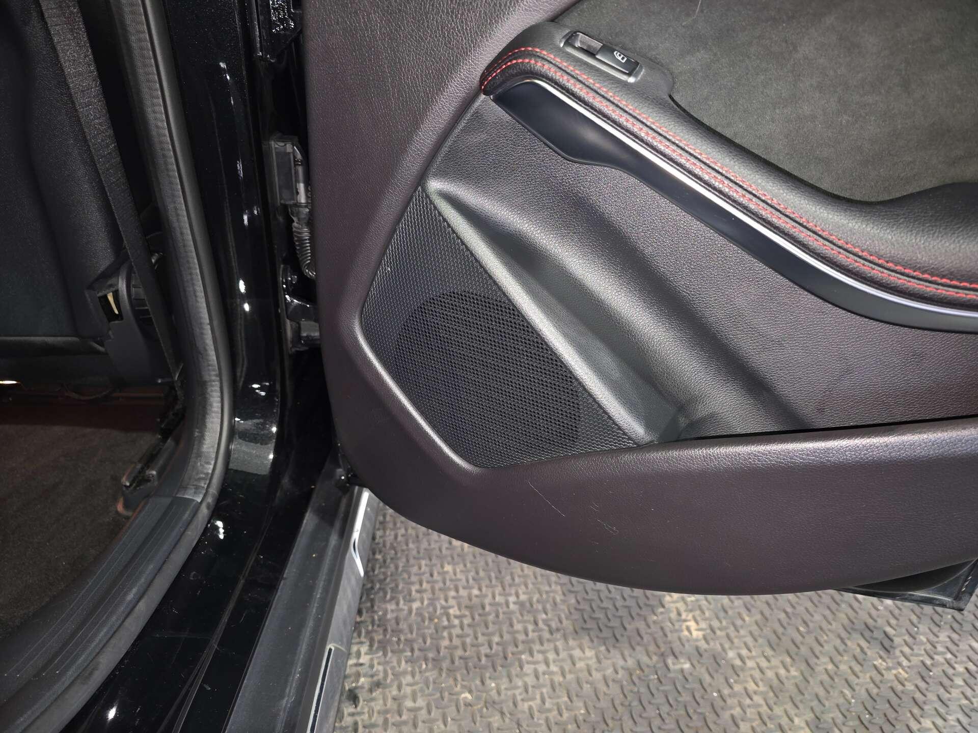 Mercedes-Benz GLA view 52