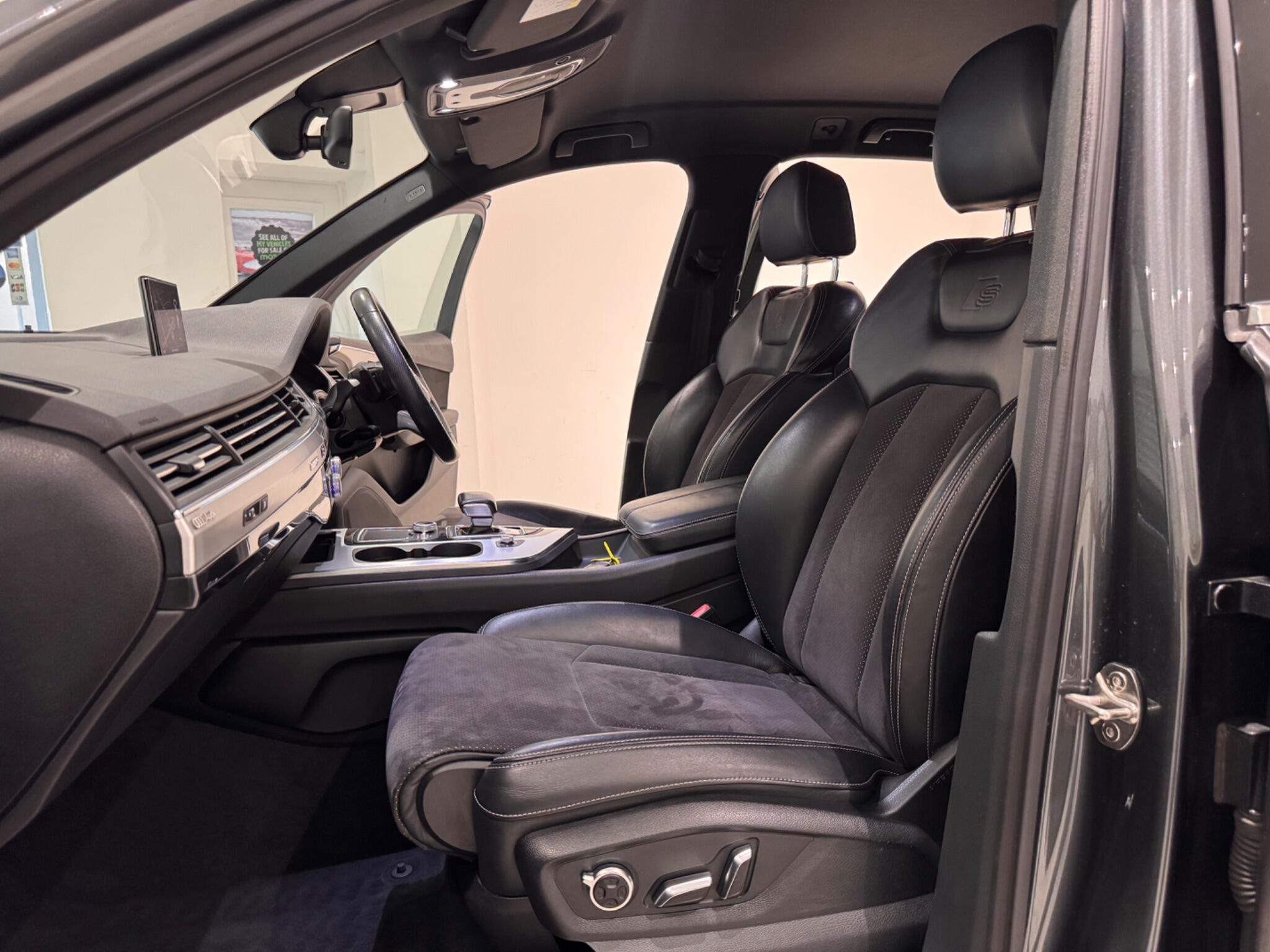 Audi Q7 view 7
