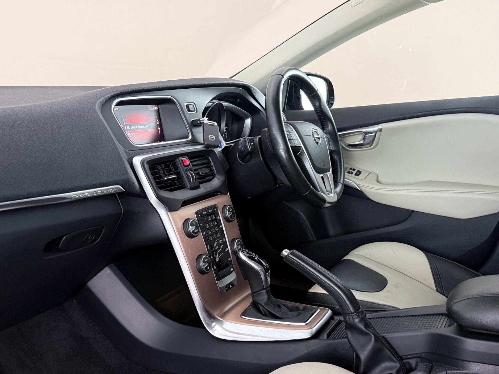 Volvo V40 Cross Country view 4