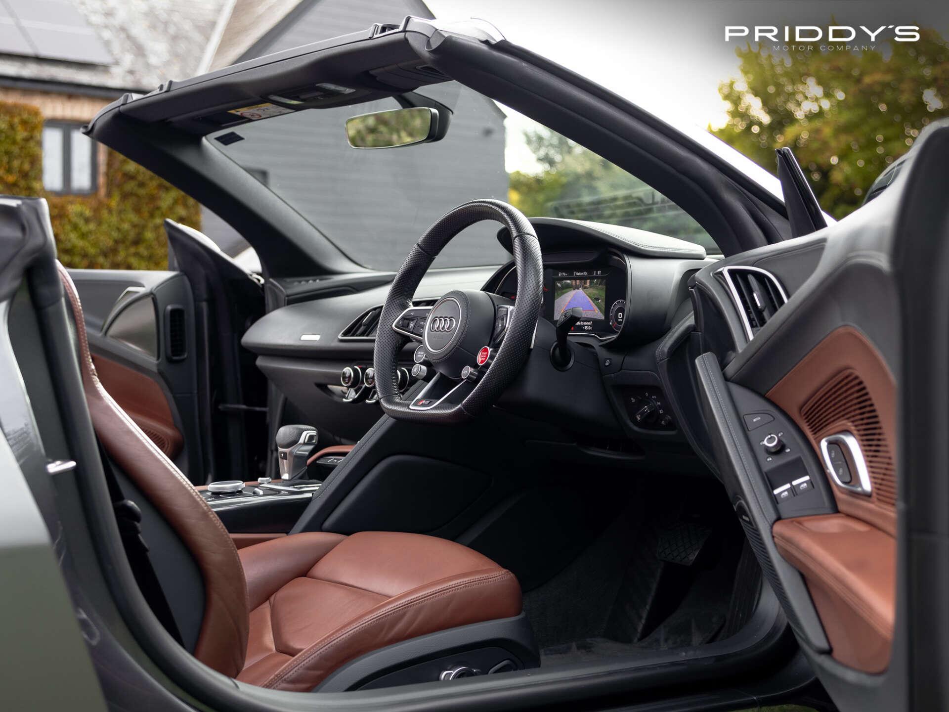 Audi R8 view 7